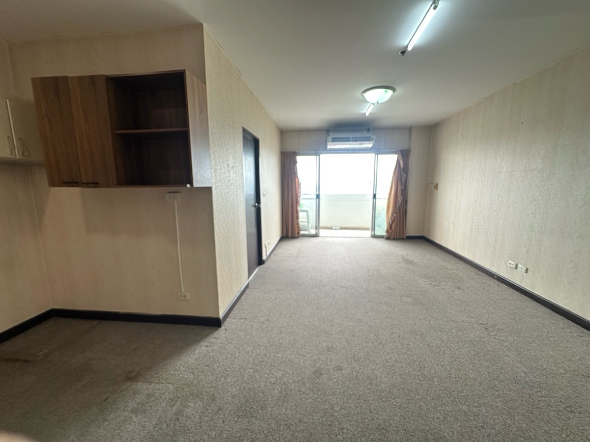 For SaleCondoVipawadee, Don Mueang, Lak Si : **Urgent sale** Condo Baan Prachaniwet 1, 1 bedroom, 9th floor, city view, price 2 million only.