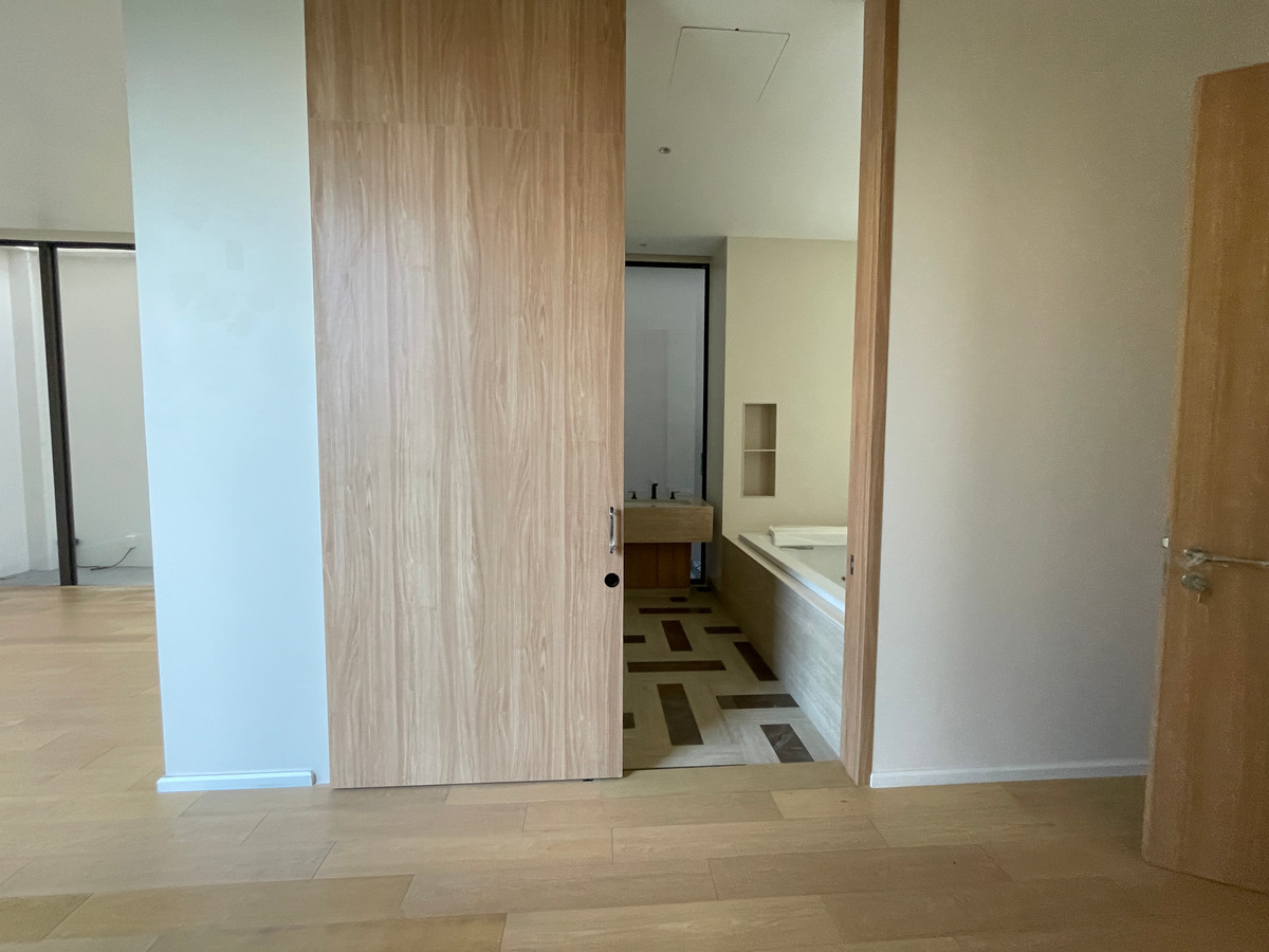 ขายบ้านเลียบทางด่วนรามอินทรา : 🔥 EXCLUSIVE PROMOTION 🔥โอกาสสุดท้ายในการครอบครองในราคาพิเศษที่สุด [ขาย] 💎 Ultra Luxury Show Unit | ELIVA Ekkamai - Eastville 💎 บ้านเดี่ยวหรู 3 ชั้น ดีไซน์ Mid-Century Modern — ความเป็นส่วนตัวสูงสุดเพียง 4 ยูนิตในโครงการ!