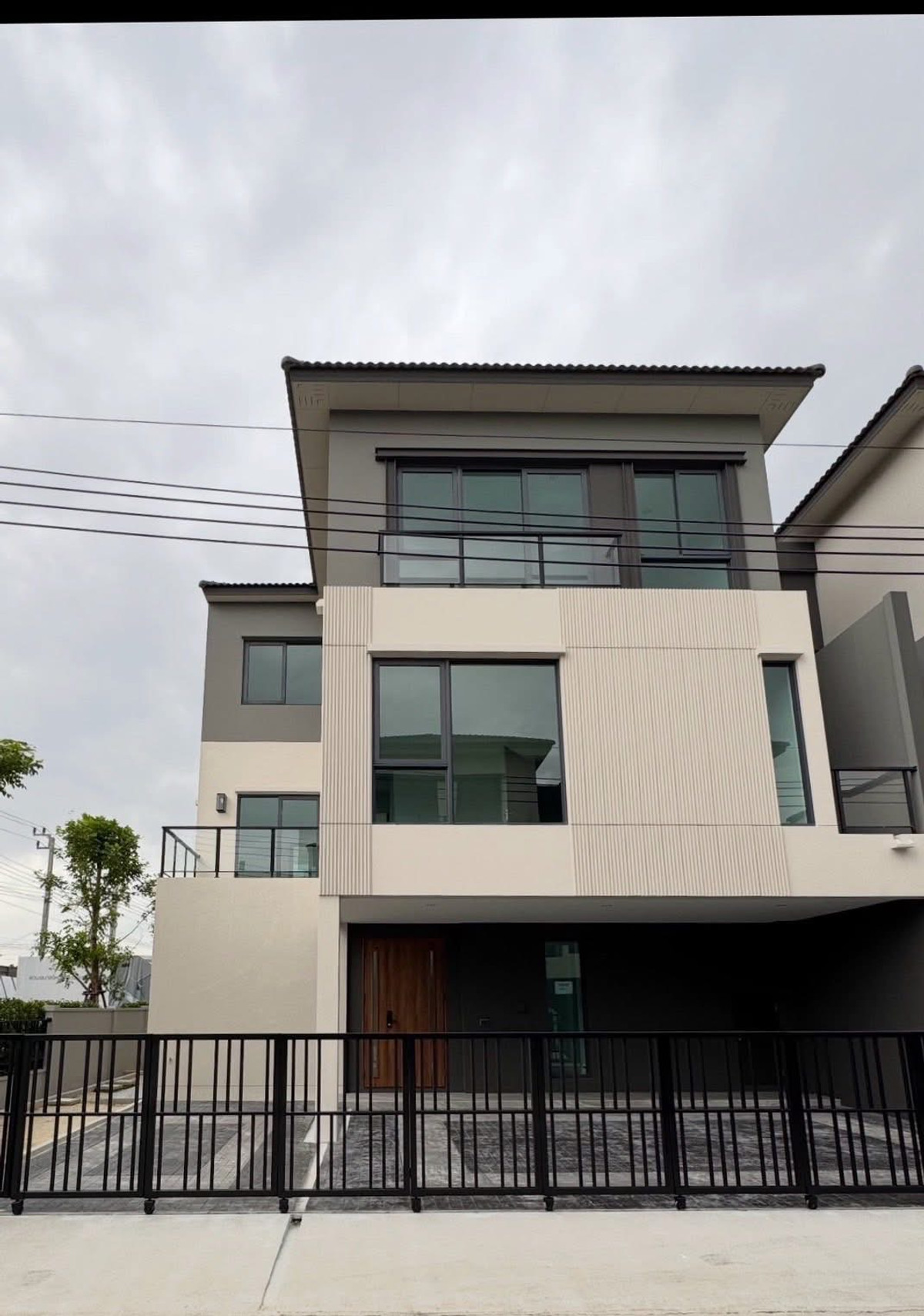 For RentHouseBangna, Bearing, Lasalle : For rent, house in the middle of the city, The Edition Bangna 2, new house, 4 bedrooms, near Mega Bangna.