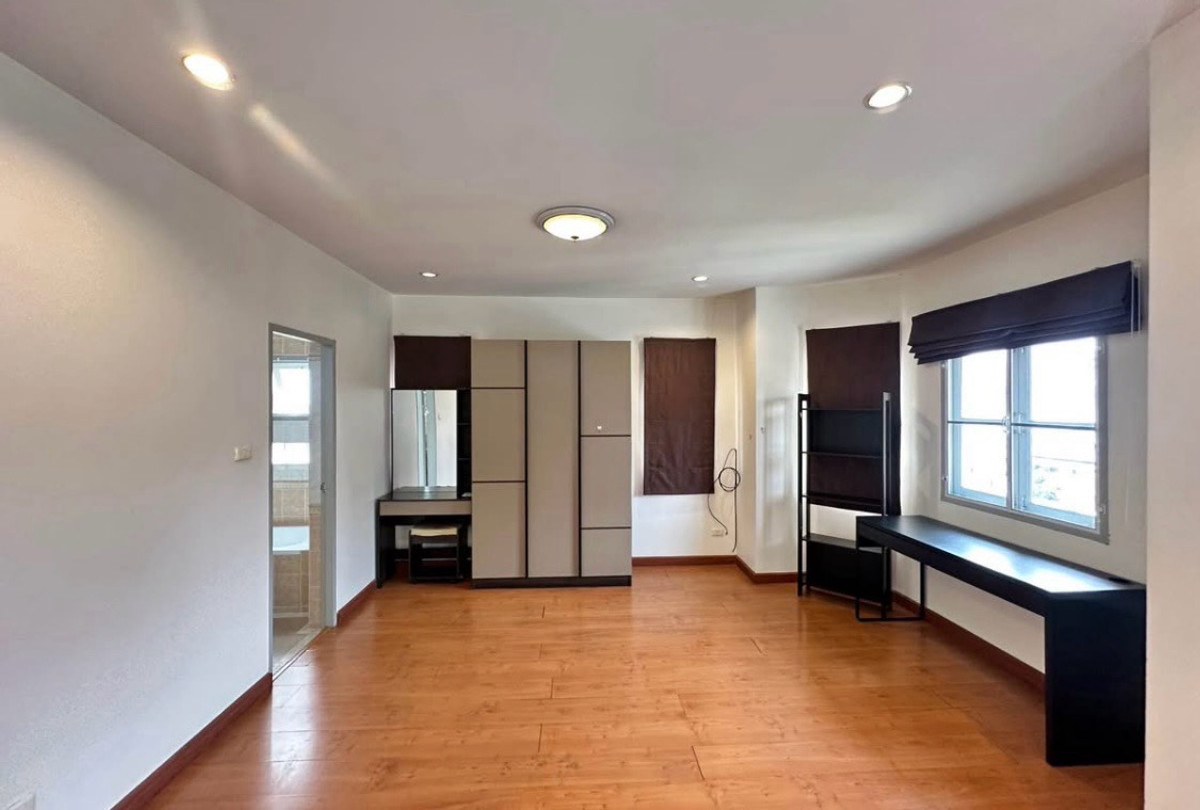 For RentHouseChaengwatana, Muangthong : 2-story detached house for rent, Chuan Chuen Khae Rai project, Nonthaburi Bypass Road 15, house in good condition, pets allowed.