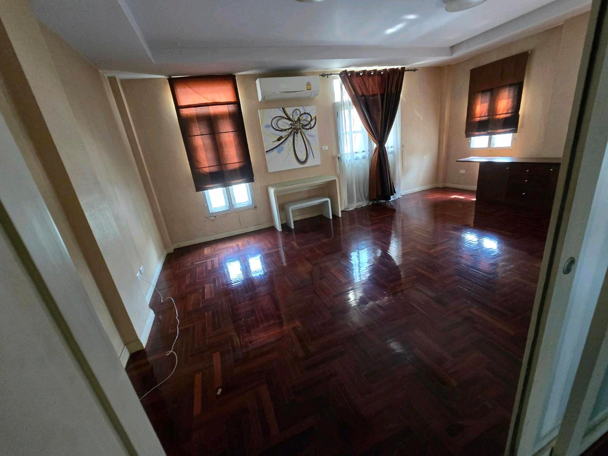 For SaleTownhomeLadprao101, Happy Land, The Mall Bang Kapi : Townhome - Saran Phruek Ladprao 130, 1 BR Available for Sale, Corner Unit, Near MRT Yellow Line : Lat Phrao 101