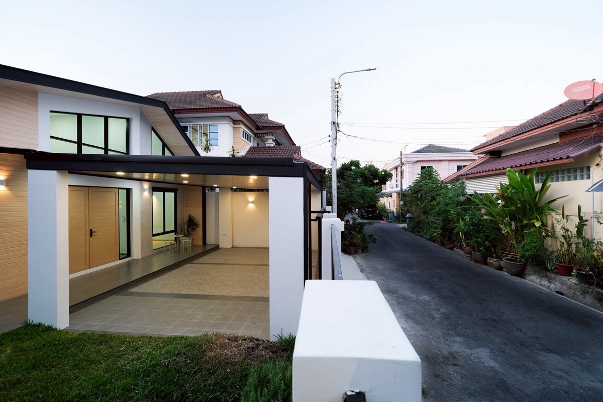 ขายบ้านลาดพร้าว101 แฮปปี้แลนด์ : บ้านเดี่ยวชั้นเดียว หลังริม 
หน้าบ้านไม่ชนกับใครค่ะ 