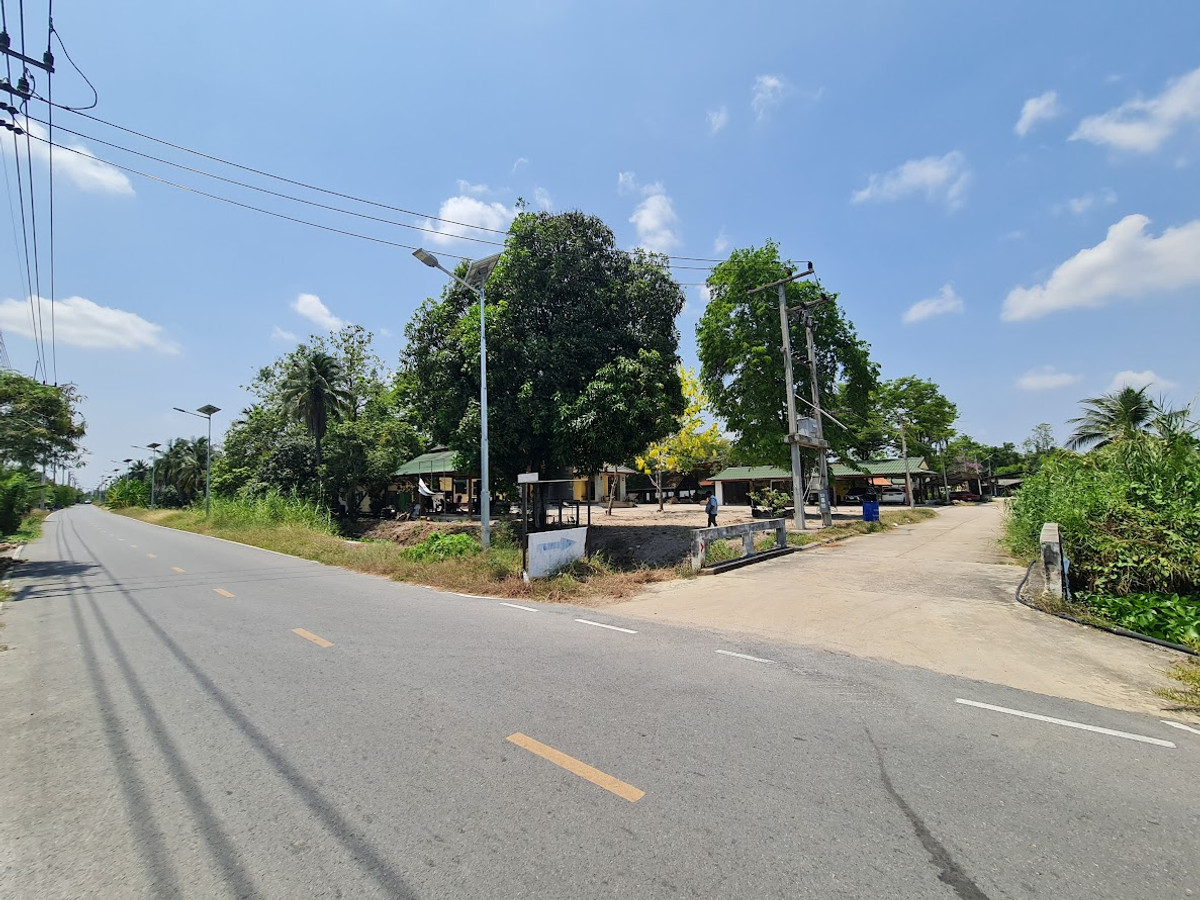 For SaleLandNakhon Pathom : Land for sale in Nakhon Pathom, Sam Phran District, with buildings, total area 6-3-79 rai, near Phetkasem Road.