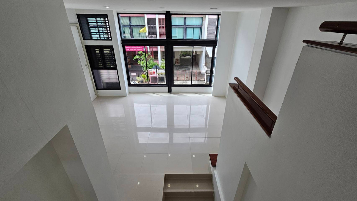 ขายทาวน์โฮมเลียบทางด่วนรามอินทรา : ทาวน์โฮม 3.5 ชั้น ทาวน์อินทาวน์ ใกล้โรงเรียนบดินทร์เดชา - โรงเรียนนานาชาติ เชื่อมต่อเส้นเลียบทางด่วนได้ทันที พร้อมเดินทางไปเอกมัย-ทองหล่อ 🚘