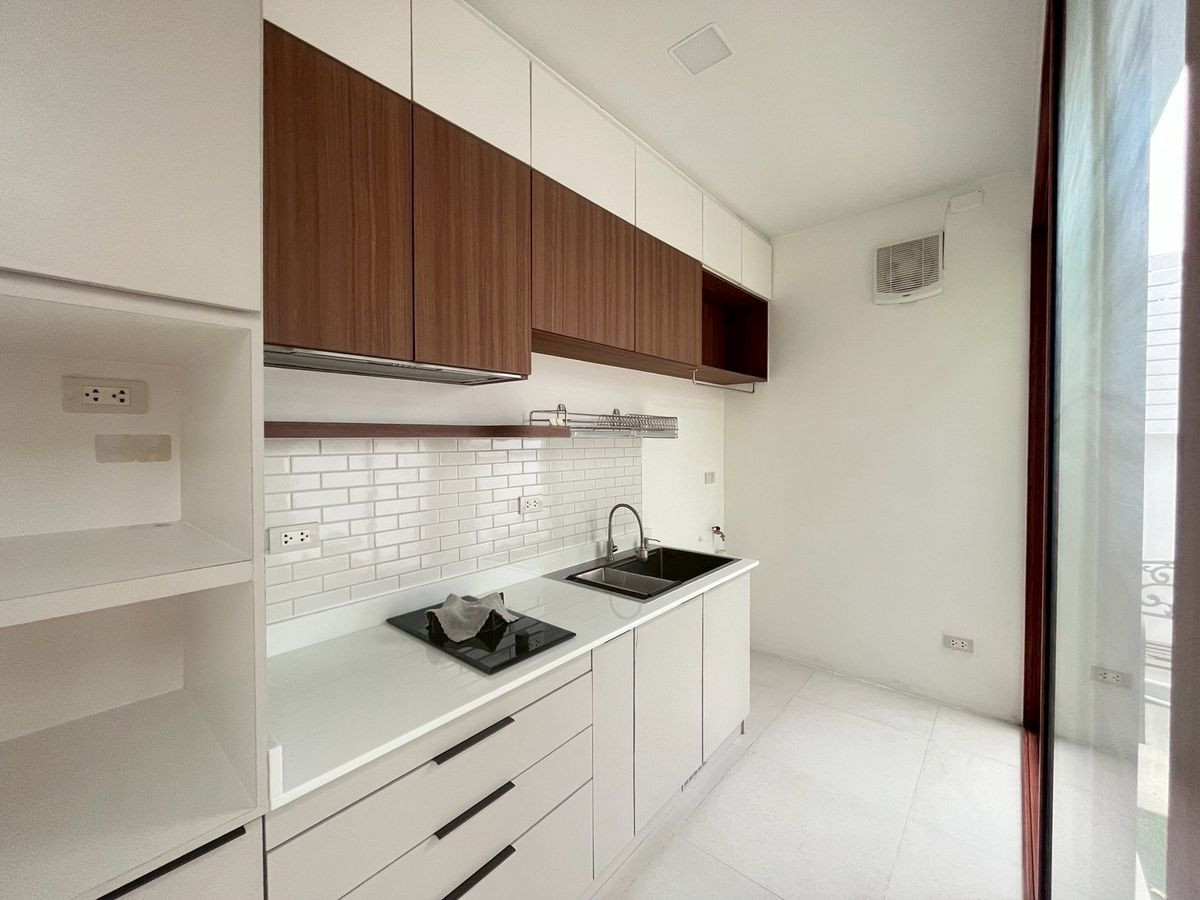 For RentTownhomeBangna, Bearing, Lasalle : 2-story townhome with furniture, beautifully decorated, for rent in Bangna-Bang Kaeo area. Near Ramkhamhaeng University Bangna campus only 700 meters.