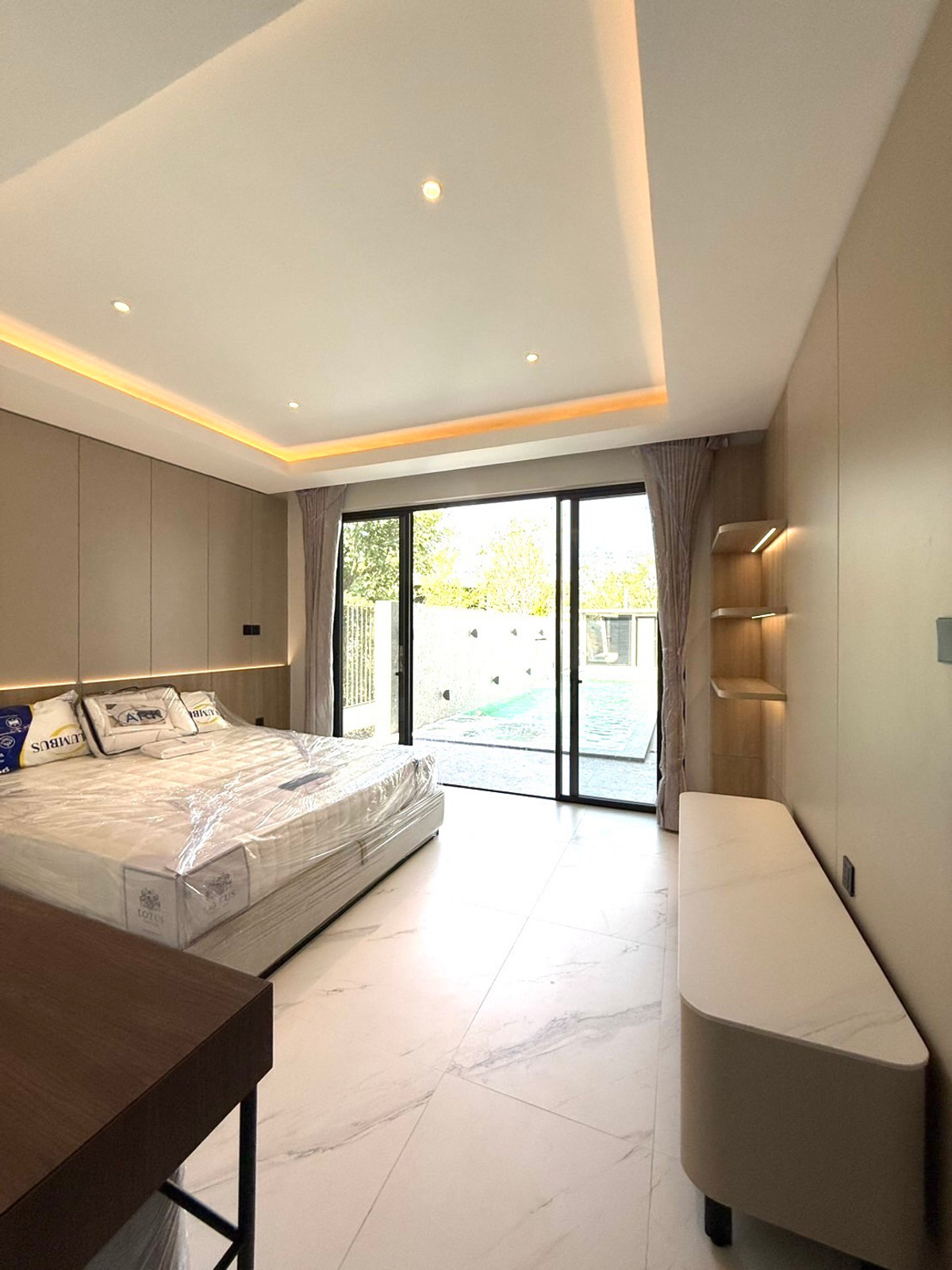 For SaleHousePattanakan, Srinakarin : House for sale VIVE New Krungthepkreetha has a private pool, private elevator, parking for 4 cars+