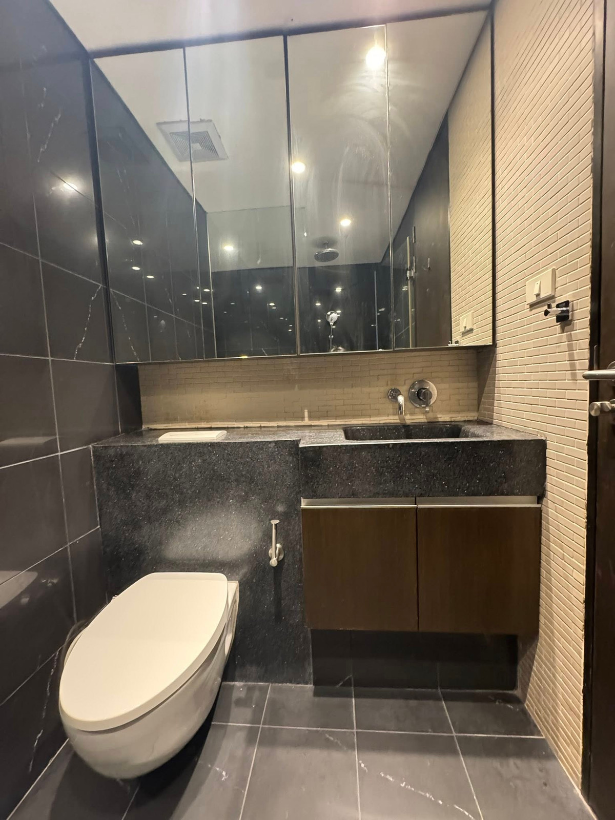 ขายคอนโดสุขุมวิท อโศก ทองหล่อ : Siamese Gioia Sukhumvit 31 / 2 Bedrooms (SALE WITH TENANT), ไซมิส จอยญ่า สุขุมวิท 31 / 2 ห้องนอน (ขายพร้อมผู้เช่า) NA030