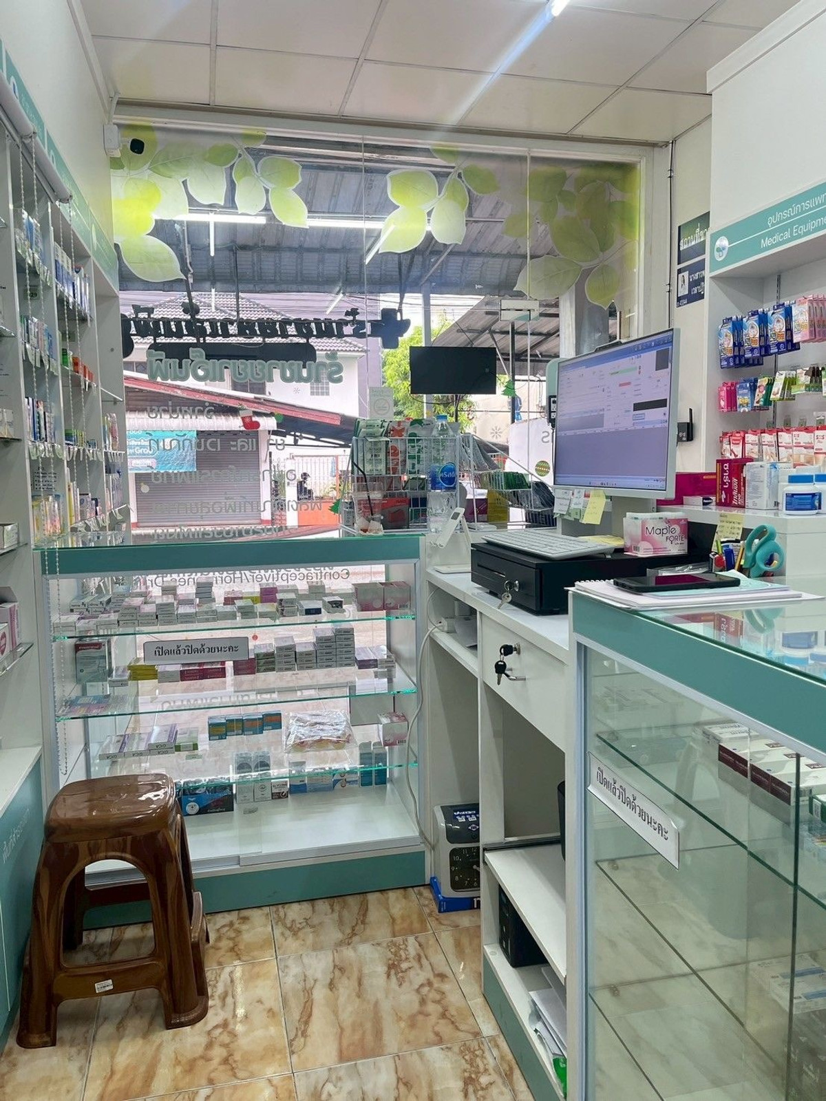 เซ้งร้านค้า/ตลาดนัดเชียงใหม่ : เซ้งร้านขายยา เชียงใหม่ ถนนสันติธรรม ใกล้โรงแรม B2 เปิดใหม่ ใกล้โรงแรม หอเยอะ