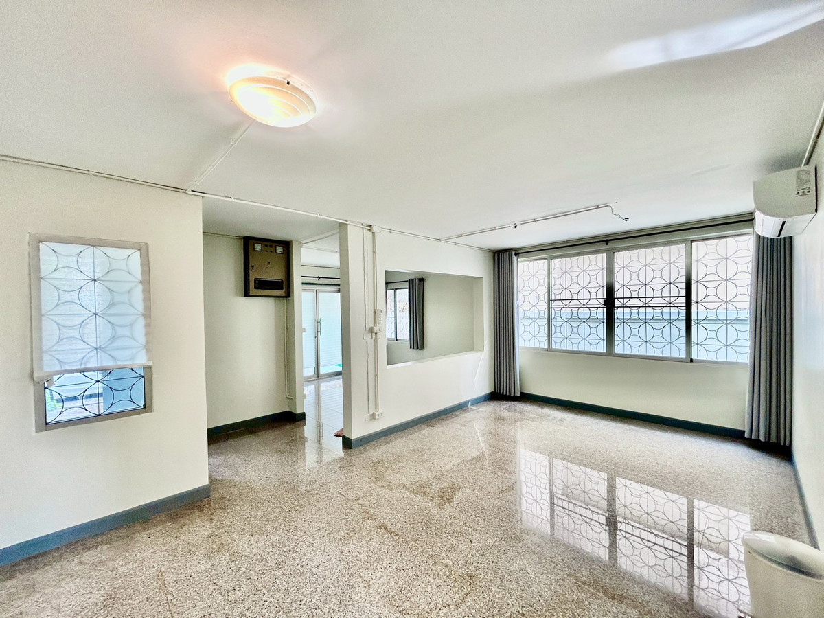 ให้เช่าบ้านปิ่นเกล้า จรัญสนิทวงศ์ : ให้เช่าบ้านแฝด 2 ชั้น 42 ตร.ว. ห่างจากถนนกาญจนาภิเษก200เมตรจากตัวบ้าน ใกล้ถนนพรานนกตัดใหม่200เมตร และใกล้เดอะพาสิโอ้ 1.5 กม. 