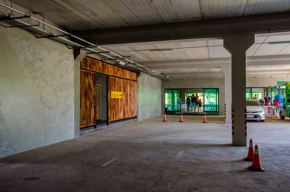 For RentWarehousePathum Thani,Rangsit, Thammasat : For rent: 2 rubber-soled futsal field areas, 4th floor, suitable for sports business operators.