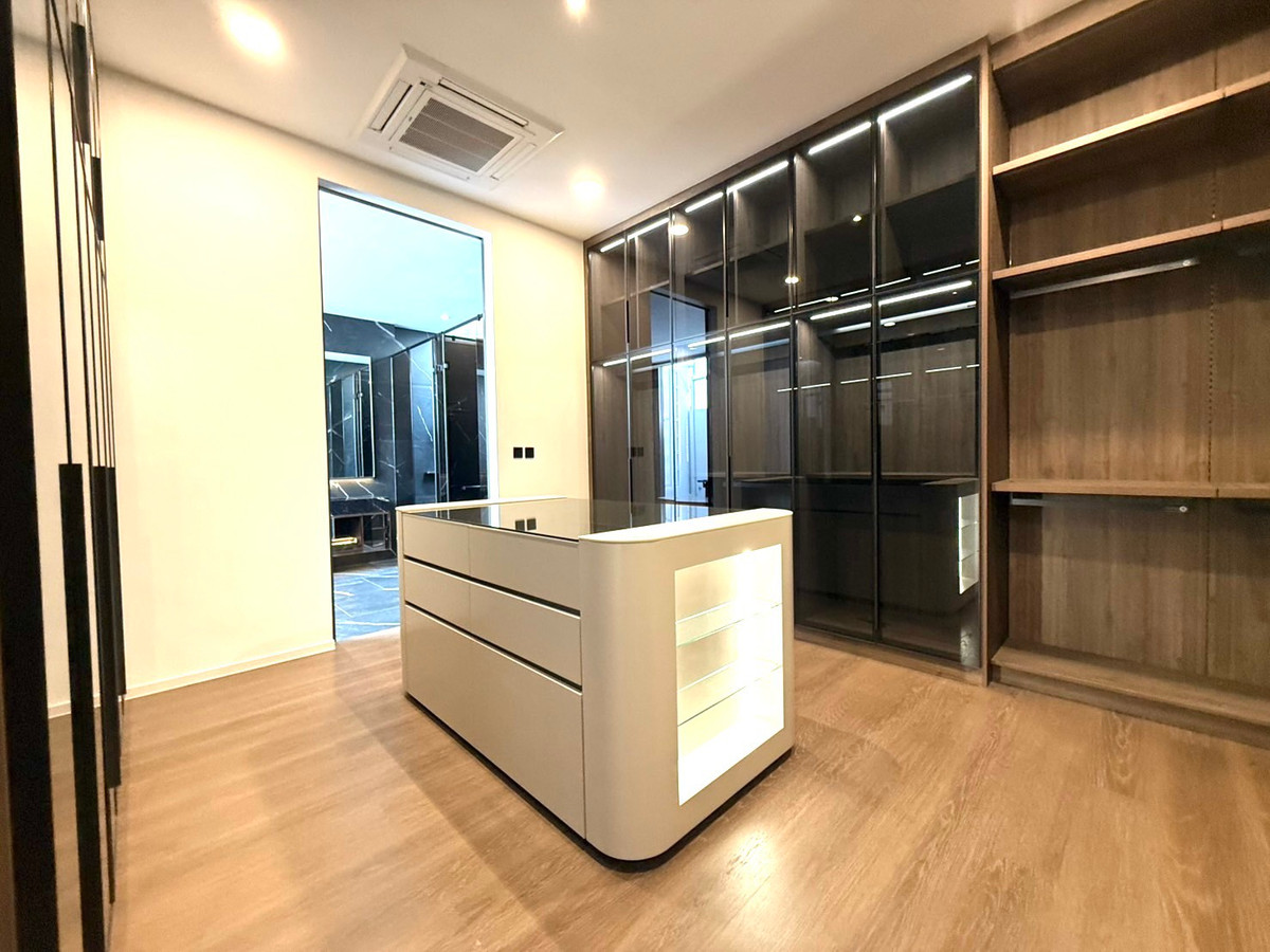 For SaleHousePattanakan, Srinakarin : House for sale VIVE New Krungthepkreetha has a private pool, private elevator, parking for 4 cars+