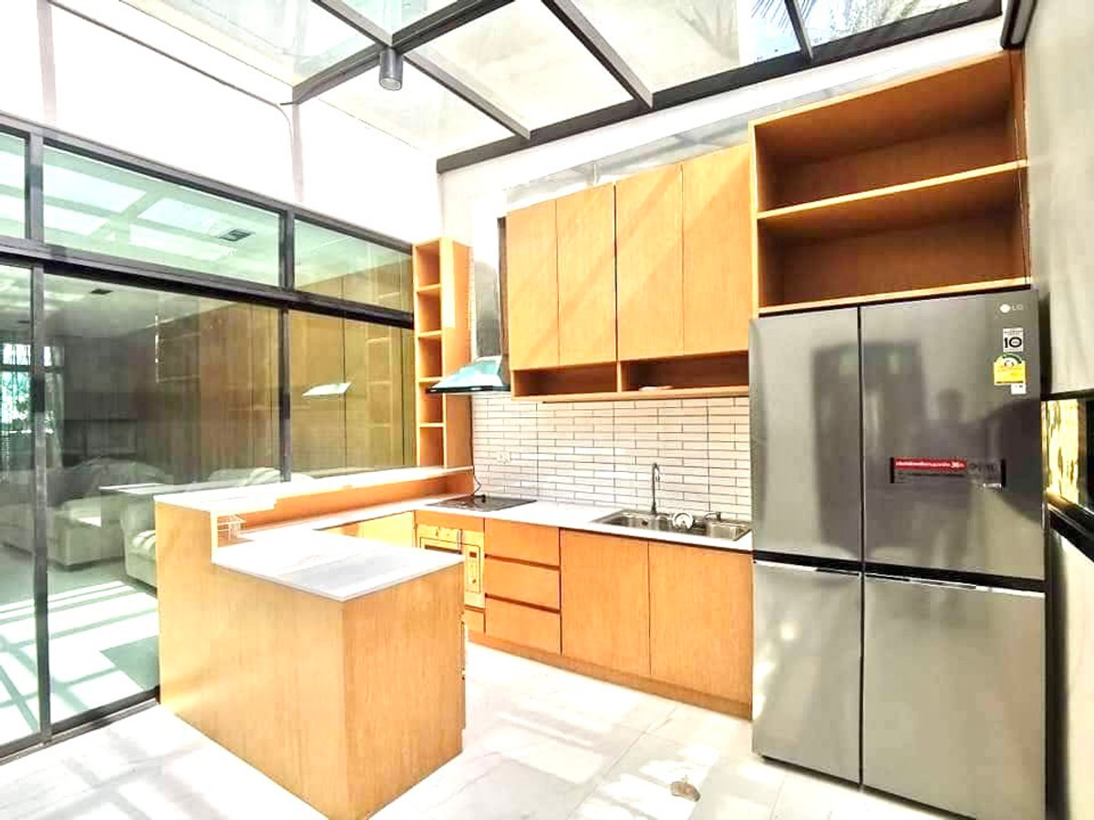 ให้เช่าโฮมออฟฟิศบางนา แบริ่ง ลาซาล : ให้เช่า Home office Bearing   อาคาร 4 ชั้น พื้นที่กว้าง 285 ตร.ม เฟอร์นิเจอร์ครบ มีที่จอดรถ  ทำเลดี เดินทางสะดวก  