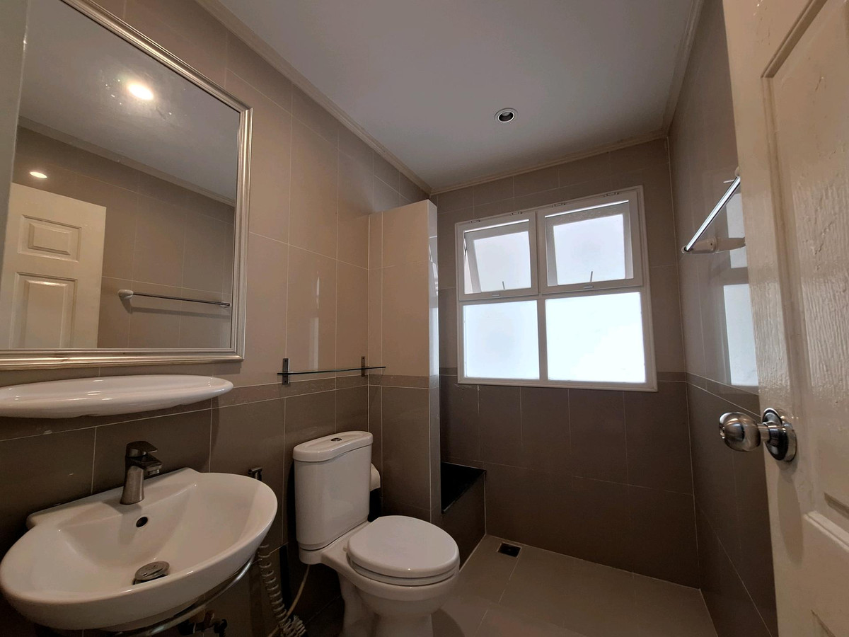 ให้เช่าบ้านมีนบุรี-ร่มเกล้า : บ้านเช่าร่มเกล้า ศุภาลัย พาร์ควิลล์ ร่มเกล้าสุวรรณภูมิ มีนบุรี 67 ตร.ว. 3 นอน ติดถนนร่มเกล้า เข้ามาเพียง 250 เมตร