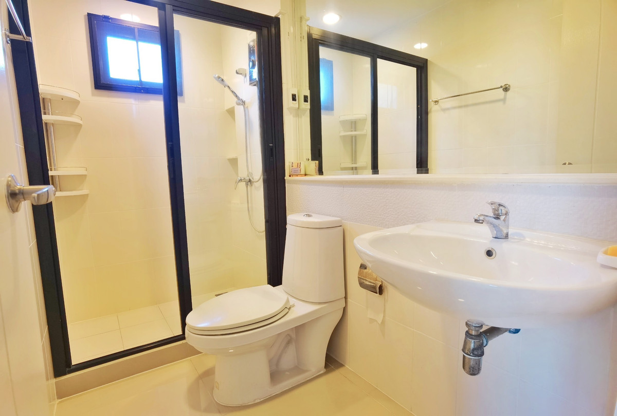 For SaleTownhomeRattanathibet, Sanambinna : [Selling at a loss! Decorated in the millions] Baan Klang Muang Rattanathibet, back side, 33 sq m, near MRT Nonthaburi Intersection 1, only 500 meters.