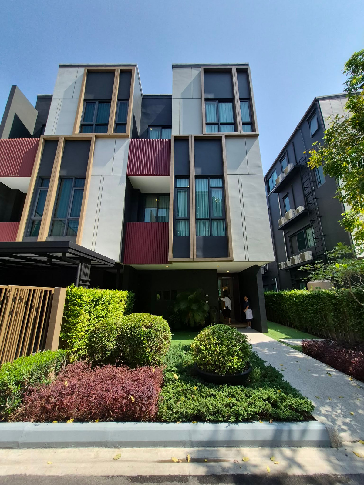 ขายทาวน์โฮมอ่อนนุช อุดมสุข : 🏡 Baan Klang Muang Classe Sukhumvit 77 – Spacious 190 sqm | THULITE Type | Only 15.9 MB