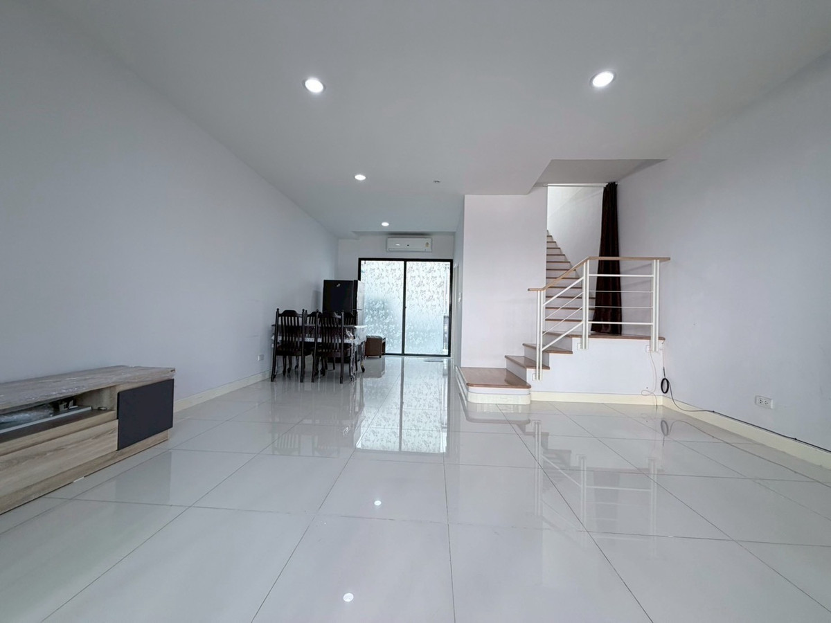 ให้เช่าทาวน์โฮมราษฎร์บูรณะ สุขสวัสดิ์ : 🏡 ปล่อยเช่าทาวน์โฮม 3 ชั้น | บ้านกลางเมือง สุขสวัสดิ์ ใกล้แยกพระประแดง
ทำเลดีมาก ติดถนนใหญ่ ใกล้ห้าง รถไฟฟ้ากำลังมา!