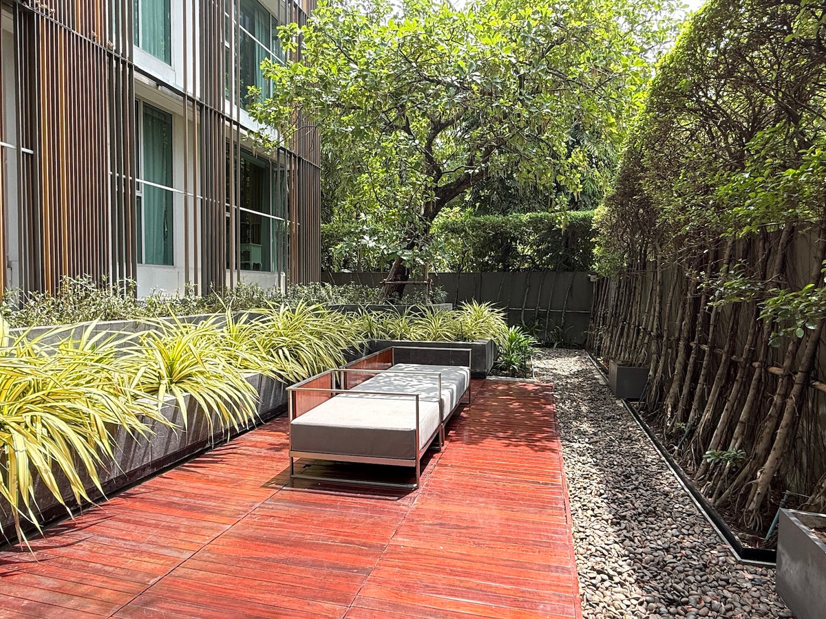 ให้เช่าคอนโดสุขุมวิท อโศก ทองหล่อ : คอนโด 1 ห้องนอน 48 ตร.ม. ชั้นไม่สูง วิวสวน ย่านพร้อมพงษ์ ใกล้รถไฟฟ้า