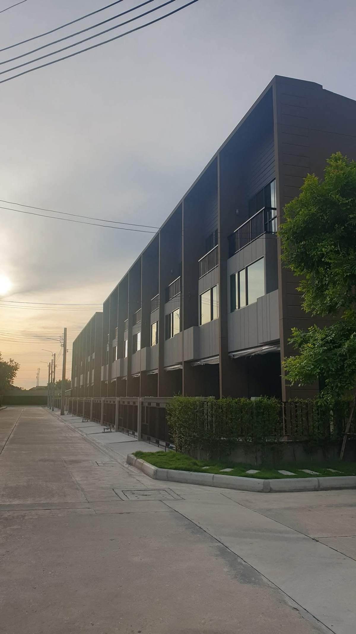 For RentTownhomeBangna, Bearing, Lasalle : 🏡 3-story townhome for rent, Baan Klang Muang, Bangna-Wongwaen — near Mega Bangna, only 5 minutes (with a new road) & Suvarnabhumi Airport accepts foreigners and accepts small pets.   Adding a large kitchen to the back of the house. Ready.