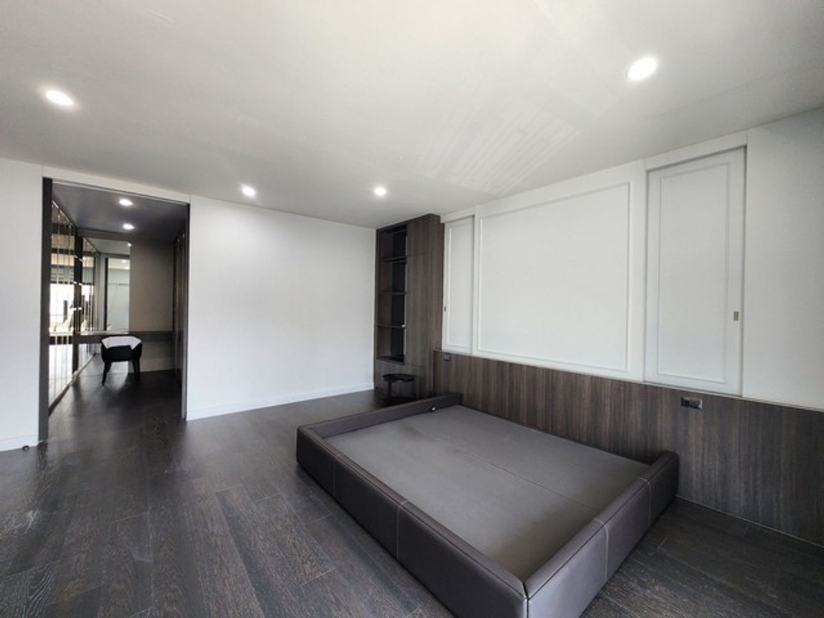 ให้เช่าบ้านพระราม 2 บางขุนเทียน : บ้านเดี่ยวให้เช่า 2 ชั้น ปรับปรุงใหม่ สไตล์ Modern ขนาด 93 ตารางวา 4 นอน มีเรือนรับรองแยก อยู่หลังเซ็นทรัล พระรามสอง