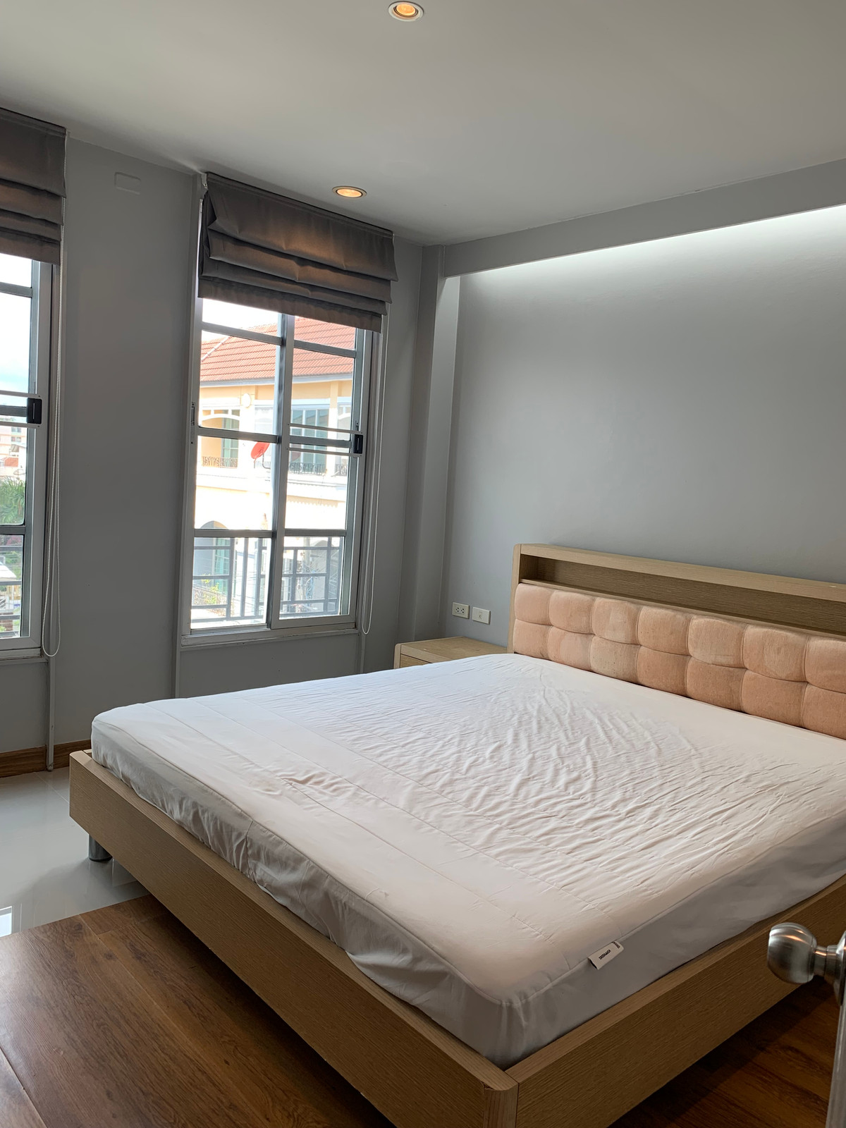 ให้เช่าทาวน์โฮมเลียบทางด่วนรามอินทรา : บ้านเลขที่ 88 ทาวน์โฮม เดินไป Central East Ville , คริสตัลปาร์ค ได้