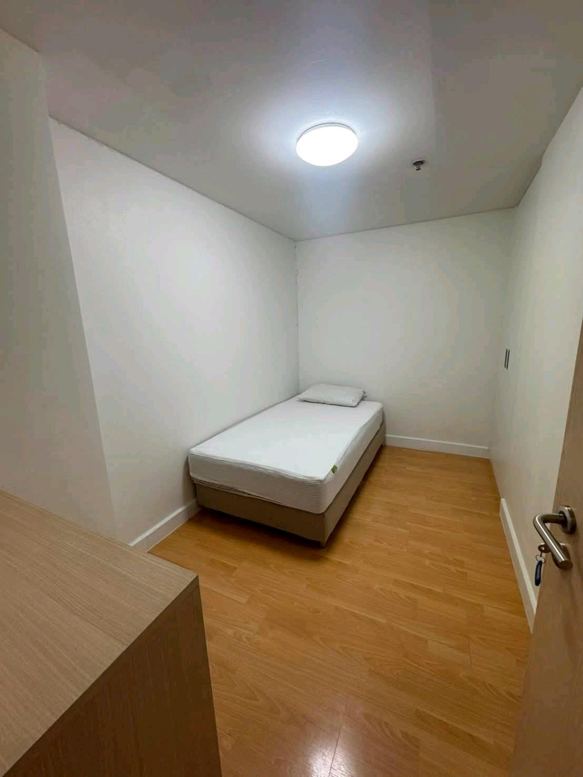 For RentCondoSilom, Saladaeng, Bangrak : Large condo room, Rare Item, in the heart of Sathorn, just 50 meters walk to BTS St. Louis.