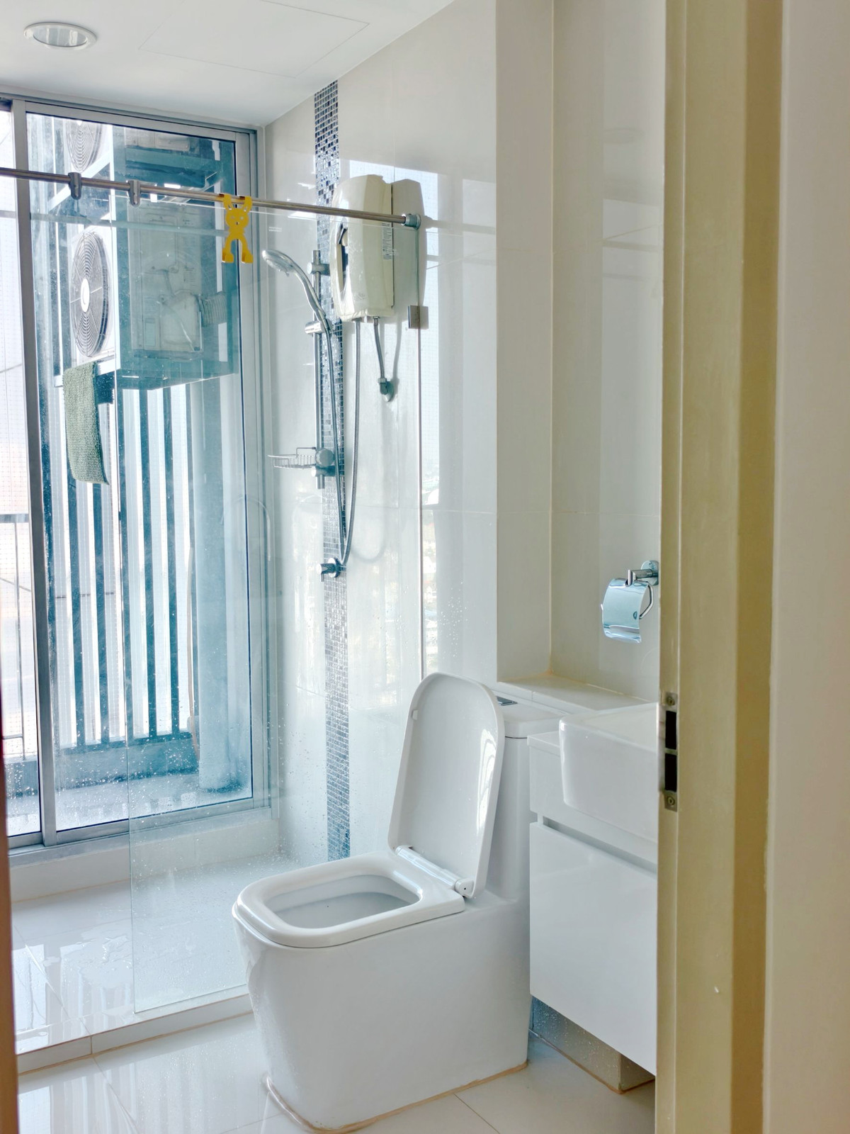 For RentCondoRattanathibet, Sanambinna : For rent: The Hotel Service, quiet condo, sufficient parking, near MRT Ba Kraso.