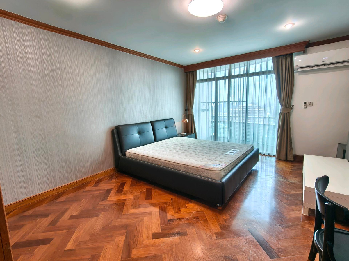 For RentCondoKhlongtoei, Kluaynamthai : For rent / Condo for rent, next to MRT Lumpini 0 meters !!!!! Opposite One Bangkok, good location, good price!!!!