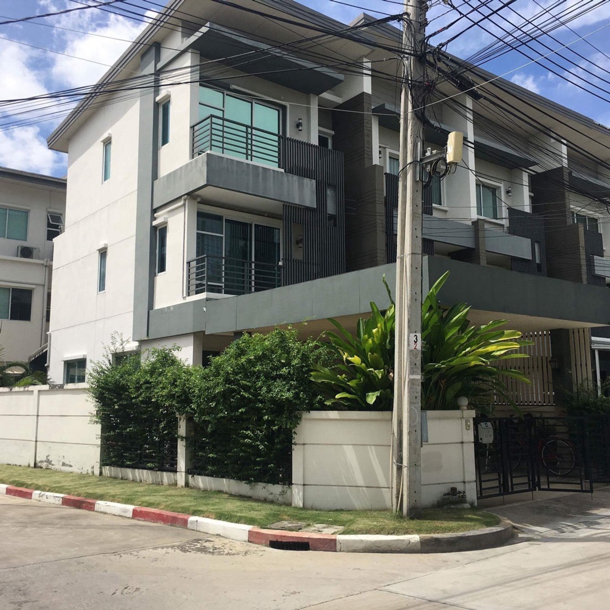 For RentTownhomePattanakan, Srinakarin : Townhome for rent, Town Avenue Rama 9, near Market Place Krungthep Kreetha, just 4 minutes.
