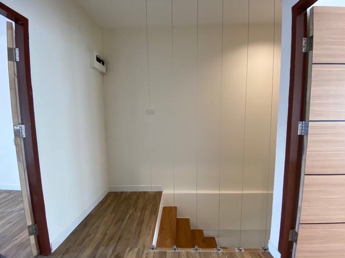 For SaleTownhomeVipawadee, Don Mueang, Lak Si : Newly renovated house for sale, 2-story townhouse, 16 sq m, Rattanawalai Village. Near Don Mueang Airport and the Red Line.