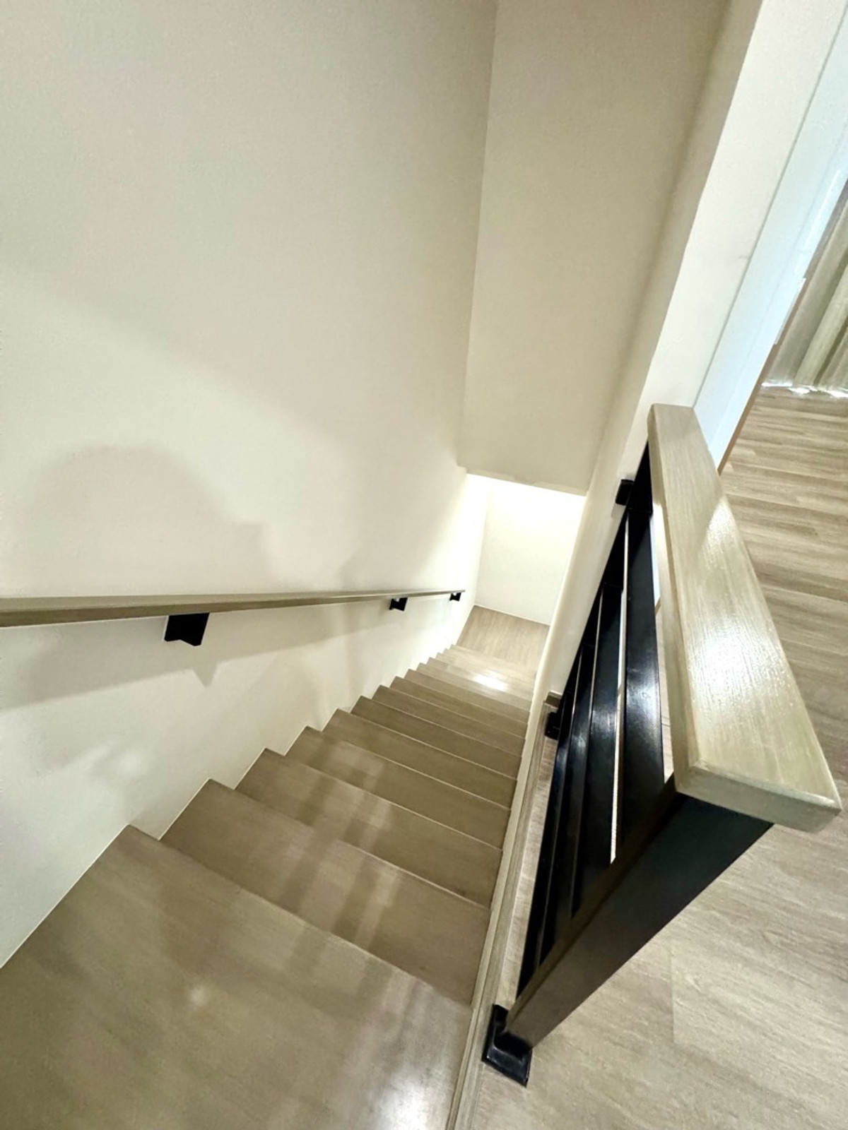 ทาวน์โฮมบางนา แบริ่ง ลาซาล : 🏡 เช่า / ขาย ทาวน์โฮม Altitude Kraf บางนา กม.5 ✨ Pet Friendly — เลี้ยงสัตว์ได้
3ล้านบาท • 2 ห้องนอน | 2 ห้องน้ำ
