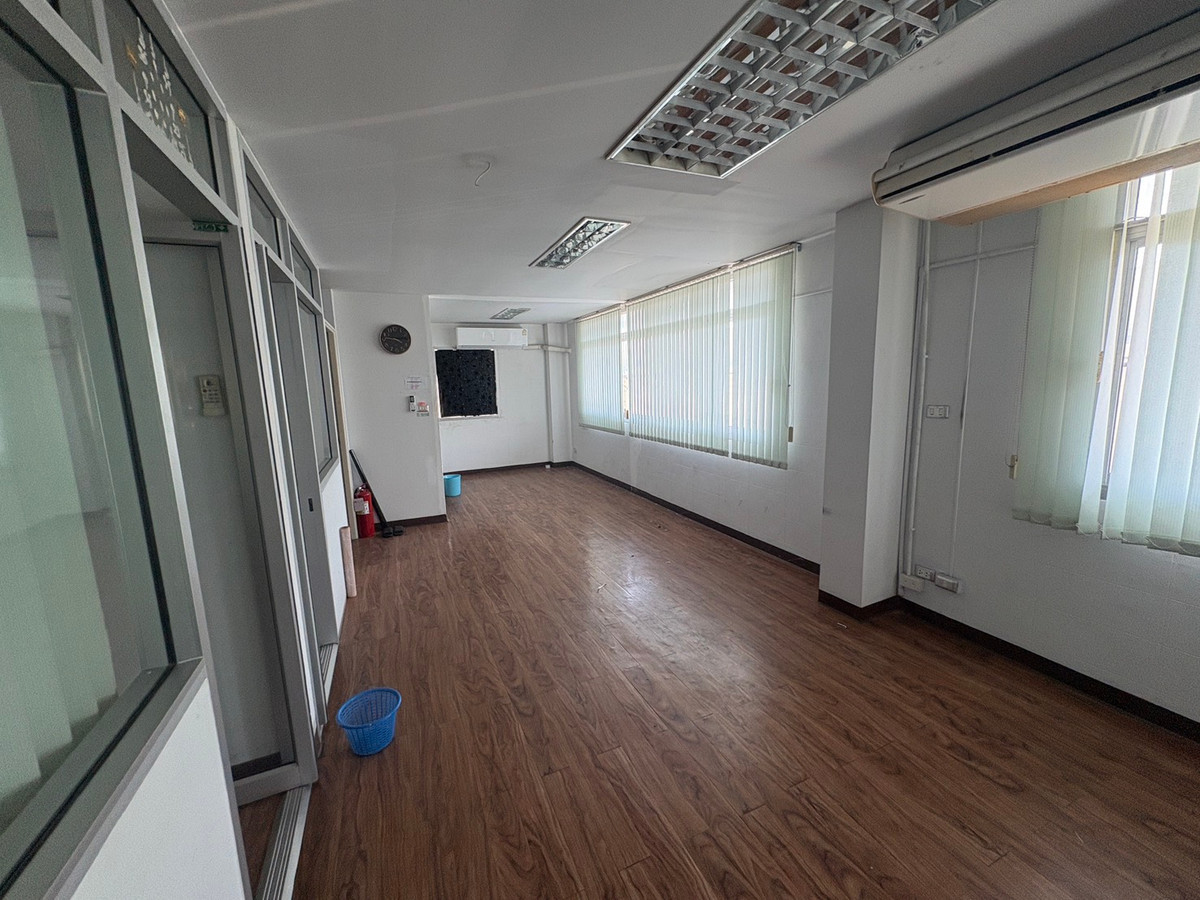 For RentOfficeSamut Prakan,Samrong : Commercial building for rent, Racha Thewa, Bang Phli, area 135 sq m., easy access to the industrial estate.