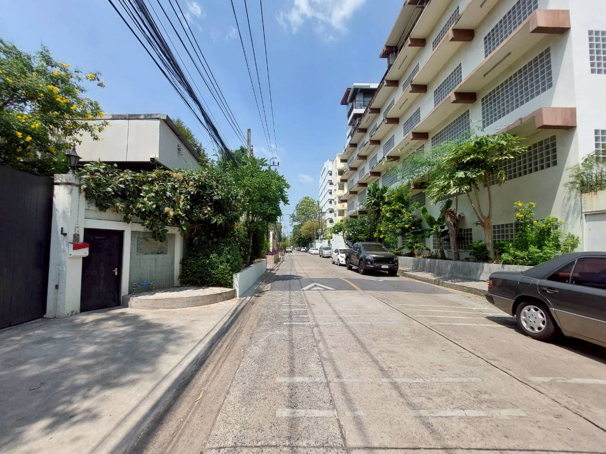 ขายบ้านลาดพร้าว เซ็นทรัลลาดพร้าว : ขายบ้านเดียวพร้อมที่ดินลาดพร้าว 33 เนื้อที่ 100 ตรว ++ ราคา 50 ล้าน ใกล้สถานี ภาวนาต่อรองได้  เอเจ้นท์ สรัญญา 089-8977920 ลายน์ ไอดี ssorrakrai 