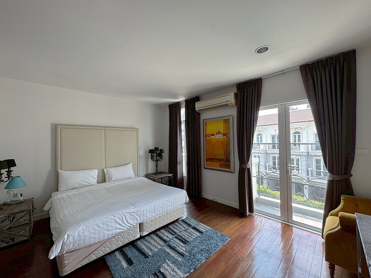 For RentTownhomeSukhumvit, Asoke, Thonglor : Townhouse in a private compound with a peaceful, green environment, located near BTS & MRT Asok ** NO CO-AGENT ** 