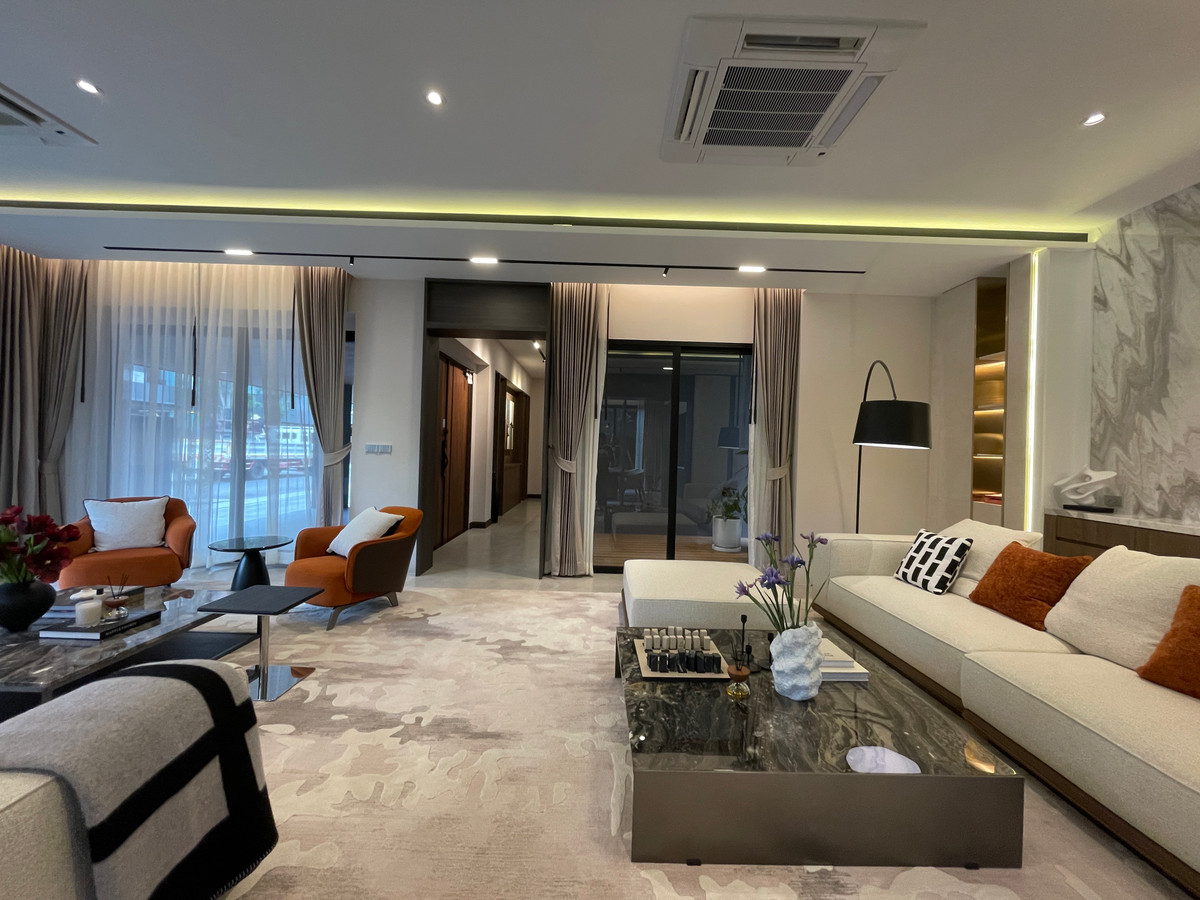 ขายบ้านเลียบทางด่วนรามอินทรา : "หนึ่งเดียวบนเลียบด่วน! Cira Residences บ้านเดี่ยว Ultra-Luxury 3.5 ชั้น พื้นที่ 845 ตร.ม. พร้อมสระว่ายน้ำส่วนตัว | ใกล้ทองหล่อ-พระราม 9 เพียงไม่กี่นาที (สังคมส่วนตัวเพียง 9 ยูนิต)"