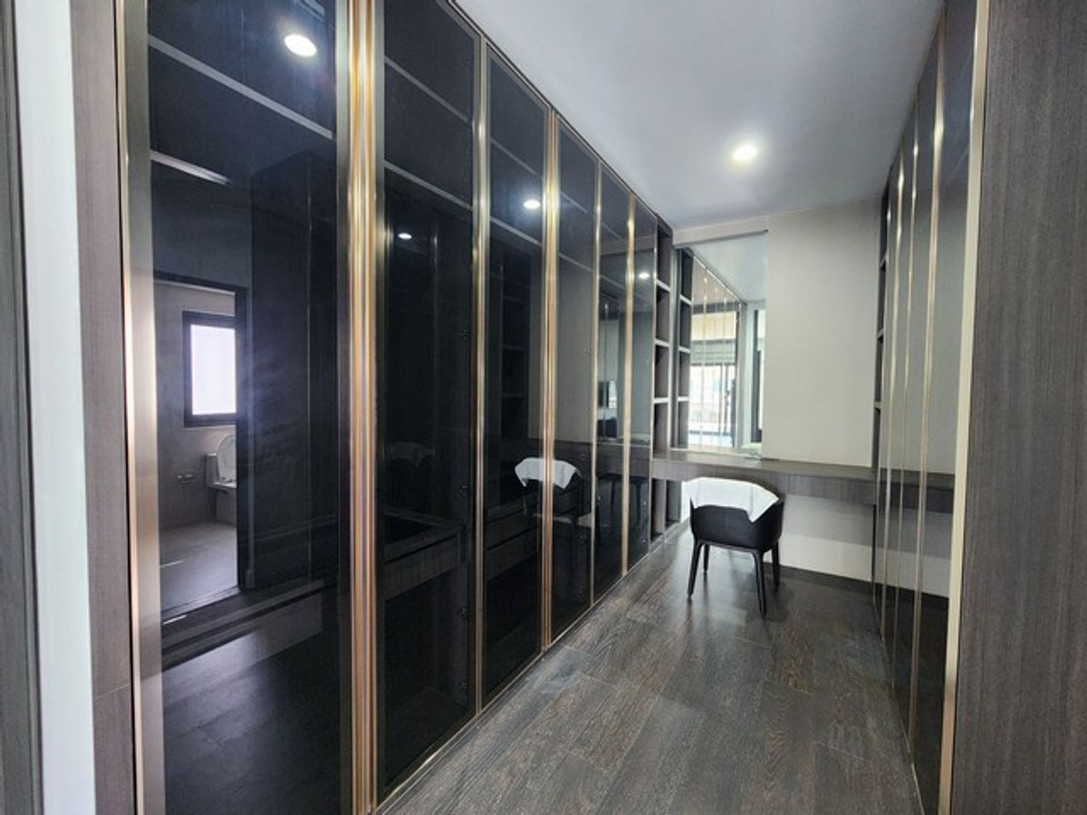 ให้เช่าบ้านพระราม 2 บางขุนเทียน : บ้านเดี่ยวให้เช่า 2 ชั้น ปรับปรุงใหม่ สไตล์ Modern ขนาด 93 ตารางวา 4 นอน มีเรือนรับรองแยก อยู่หลังเซ็นทรัล พระรามสอง