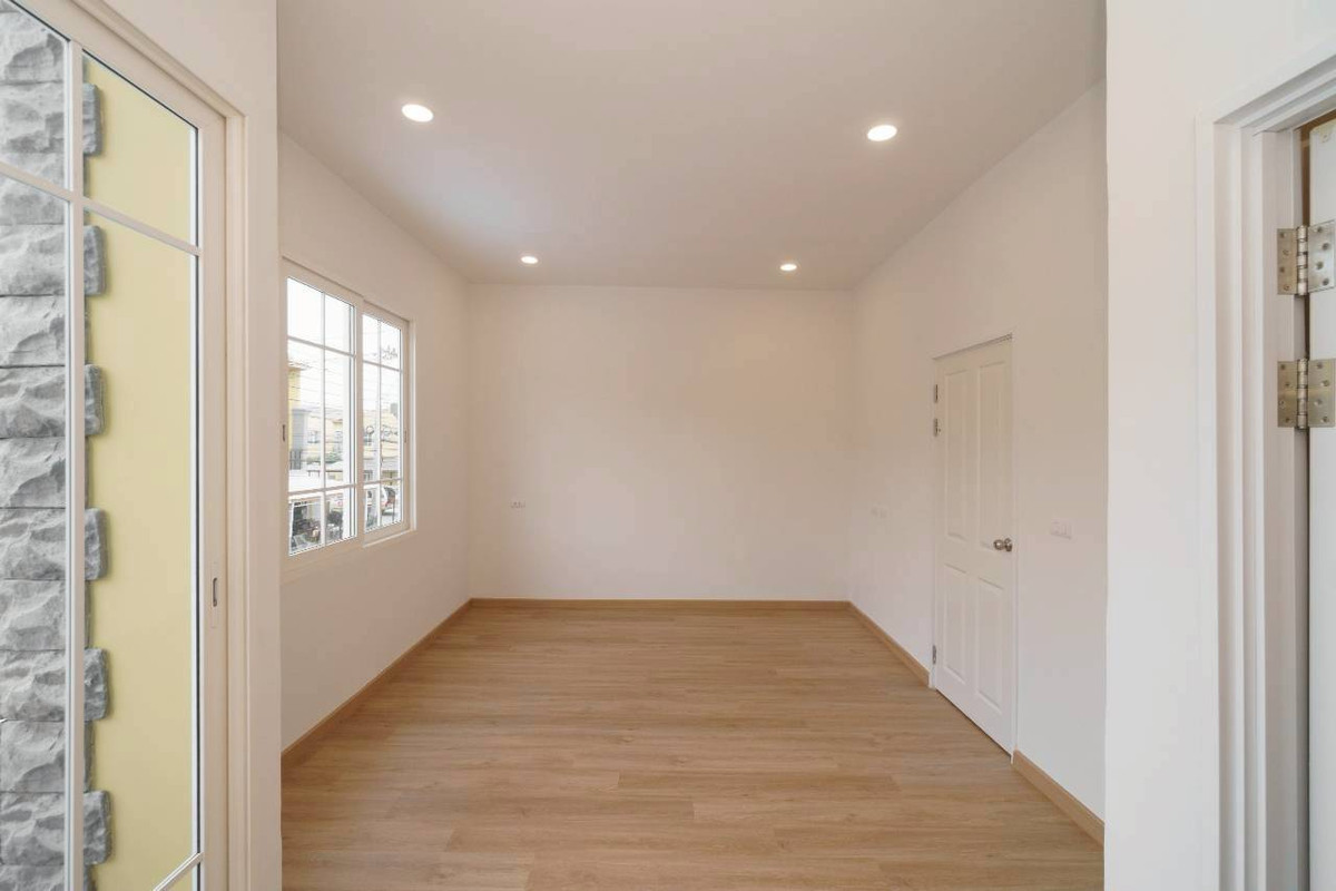 ขายทาวน์โฮมลาดกระบัง สุวรรณภูมิ : 🏡 NEW LISTING | เตรียมรีโนเวท ✨ทิศตะวันออก หลังริม วิวสวน + ไม่ชนใครทั้งหน้า–หลัง! “ซอยต้น + โล่งจริง + เป็นส่วนตัวสุดในโครงการ” ✨