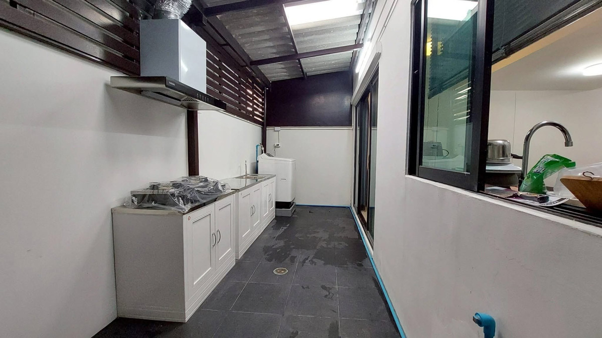 For RentTownhomePattanakan, Srinakarin : House for rent in Pattanakarn Near On Nut BTS, Suan Luang District, 2-story townhome, 3 bedrooms, 2 bathrooms, 2 parking spaces.