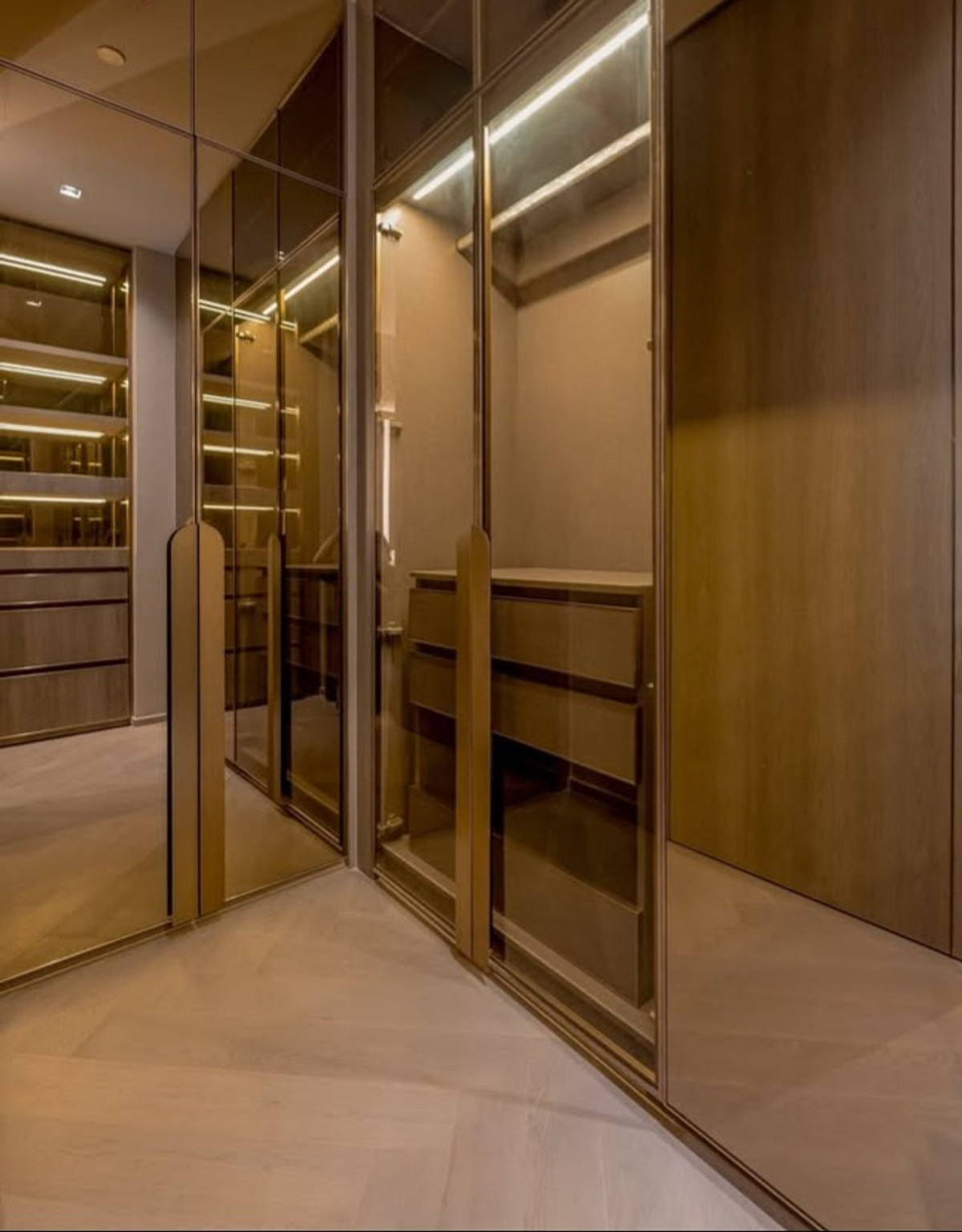 For RentCondoSathorn, Narathiwat : Super luxury condo for rent near BTS Chong Nonsi ✨The Reserve Sathorn ✨ near leading office buildings in the CBD zone Sathorn-Silom-Rama 4.