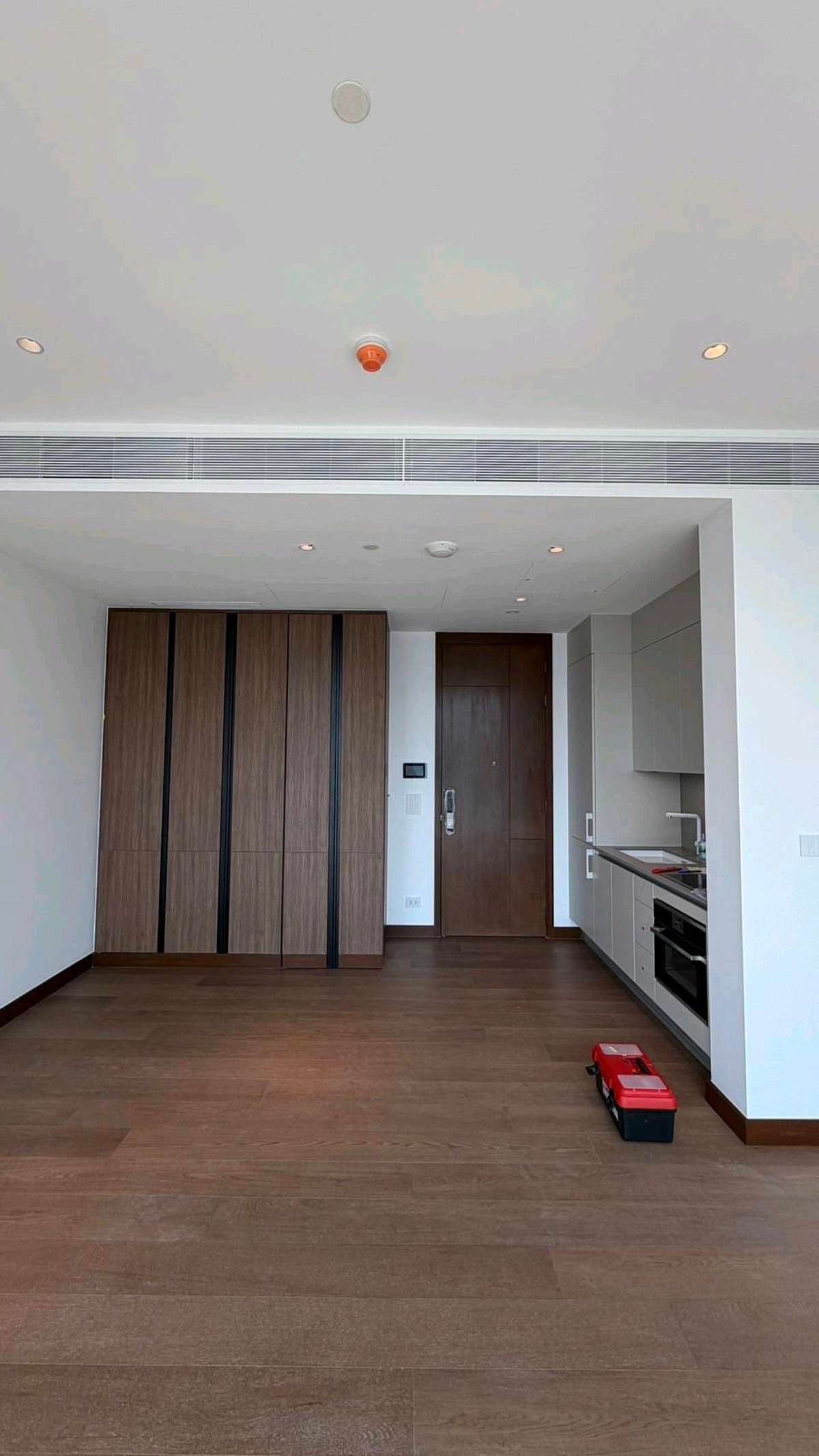 ขายคอนโดสีลม ศาลาแดง บางรัก : ขายคอนโดหรู Dusit Residences ใจกลางสีลม ทำเลศักยภาพสูง ใกล้ MRT สีลม เพียงไม่กี่ก้าว เชื่อมต่อย่านธุรกิจ CBD ได้อย่างสะดวก 