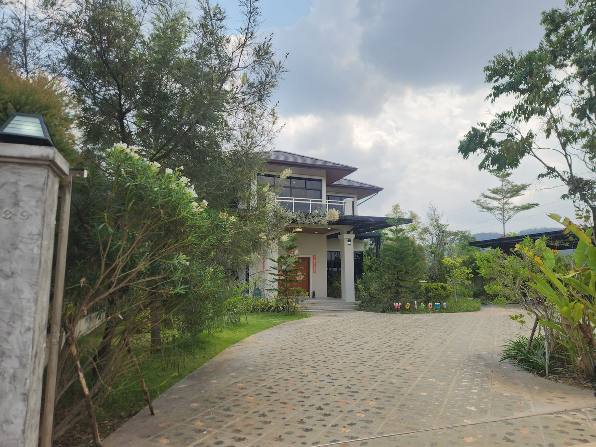 ขายบ้านโคราช นครราชสีมา : ขายบ้านพักตากอากาศหรู เขาใหญ่ พญาเย็น วิวภูเขา | ที่ดิน 300 ตร.วา 3 อาคาร พร้อมสระว่ายน้ำ เฟอร์นิเจอร์ครบ ใกล้ถนนมิตรภาพ