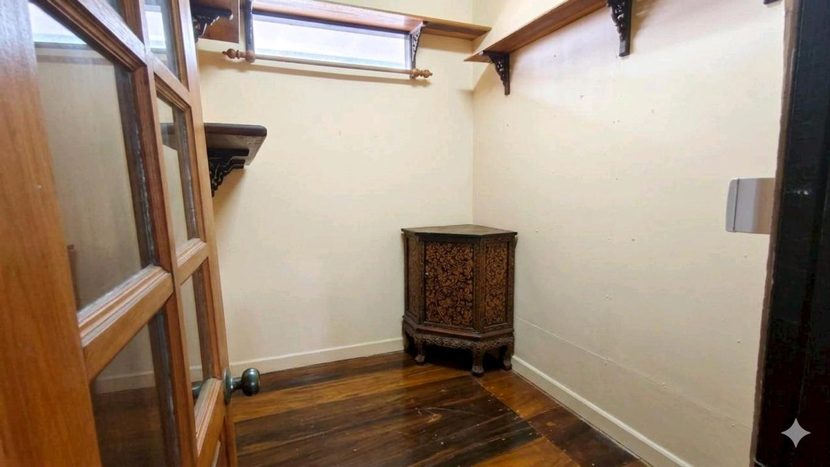 For SaleHousePhitsanulok : For sale: semi-concrete teak house, beautiful, classic, prime location in the heart of Phitsanulok city. Near Central-Buddhist Hospital