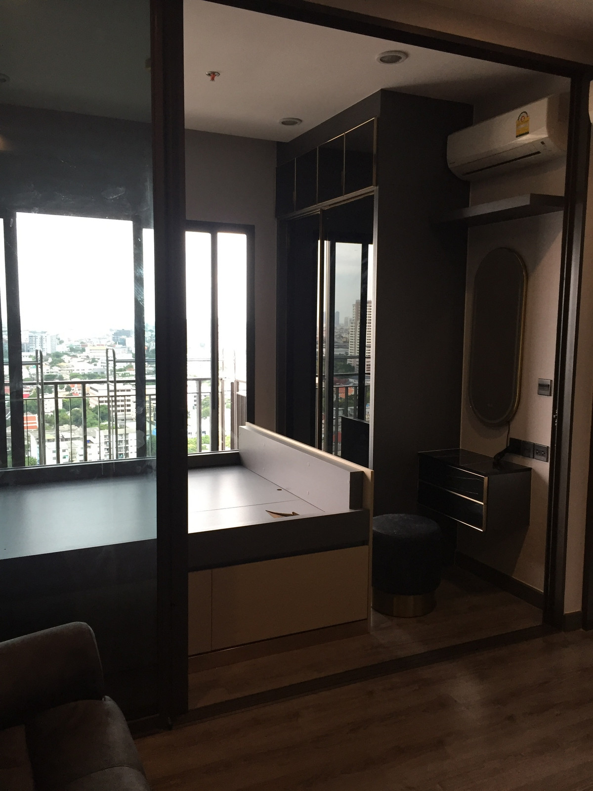 ขายคอนโดปิ่นเกล้า จรัญสนิทวงศ์ : ขาย 𝐔𝐫𝐛𝐚𝐧𝐨 𝐑𝐚𝐣𝐚𝐯𝐢𝐭𝐡𝐢 (เออร์บาโน่ ราชวิถี) ชั้น21 ราคาดี 3.1 ลบ. (ผ่อนตรงกับเจ้าของได้ 1ปี) ห่างจาก MRT สิรินธร 100 เมตร  (31 Sq.m. 1BR & 1Bath) --- Agent Top 084-8751655