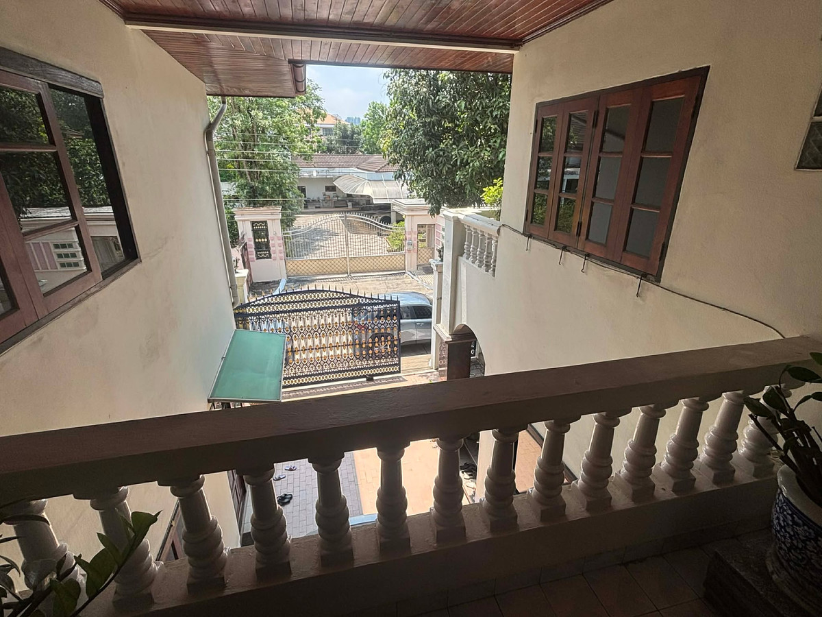 For SaleHouseSukhumvit, Asoke, Thonglor : ᚱ Single house for sale ✅4 bedrooms 🔥5 minutes to Ekkamai 🔥 Phakamas Village, Sukhumvit 71 (Pridi 14), 1 maid's room, 2 car parking spaces, 67 sq m., near BTS Phra Khanong.