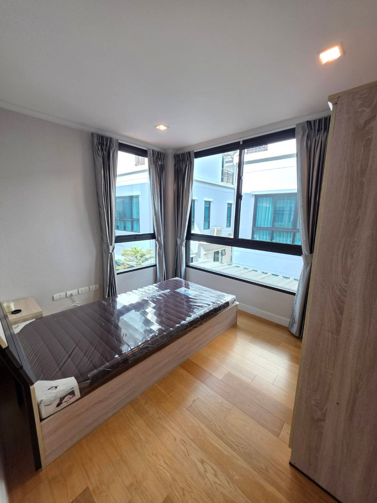 ขายบ้านลาดกระบัง สุวรรณภูมิ : ขายบ้านแฝด 3ชั้น สภาพบ้านใหม่มากๆ เจ้าของตกแต่งเสร็จแทบจะไม่ได้ใช้เลย 