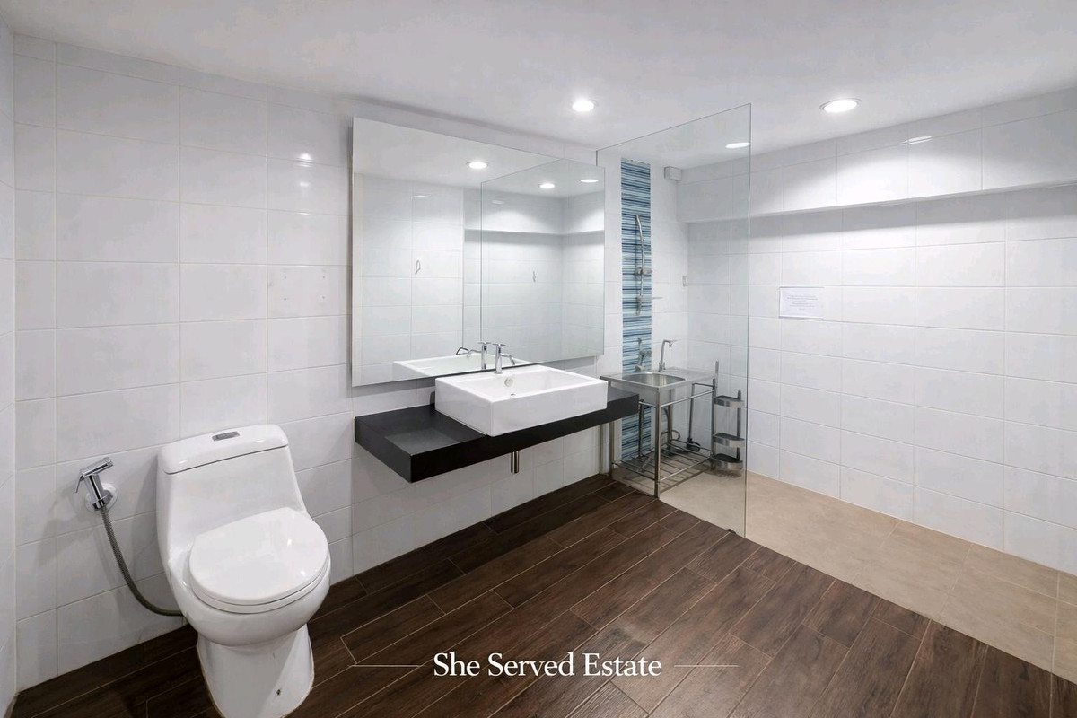 For RentOfficeSukhumvit, Asoke, Thonglor : P0644/3-story townhome for rent, Sukhumvit 26, near BTS Phrom Phong, suitable for a home office or residence.