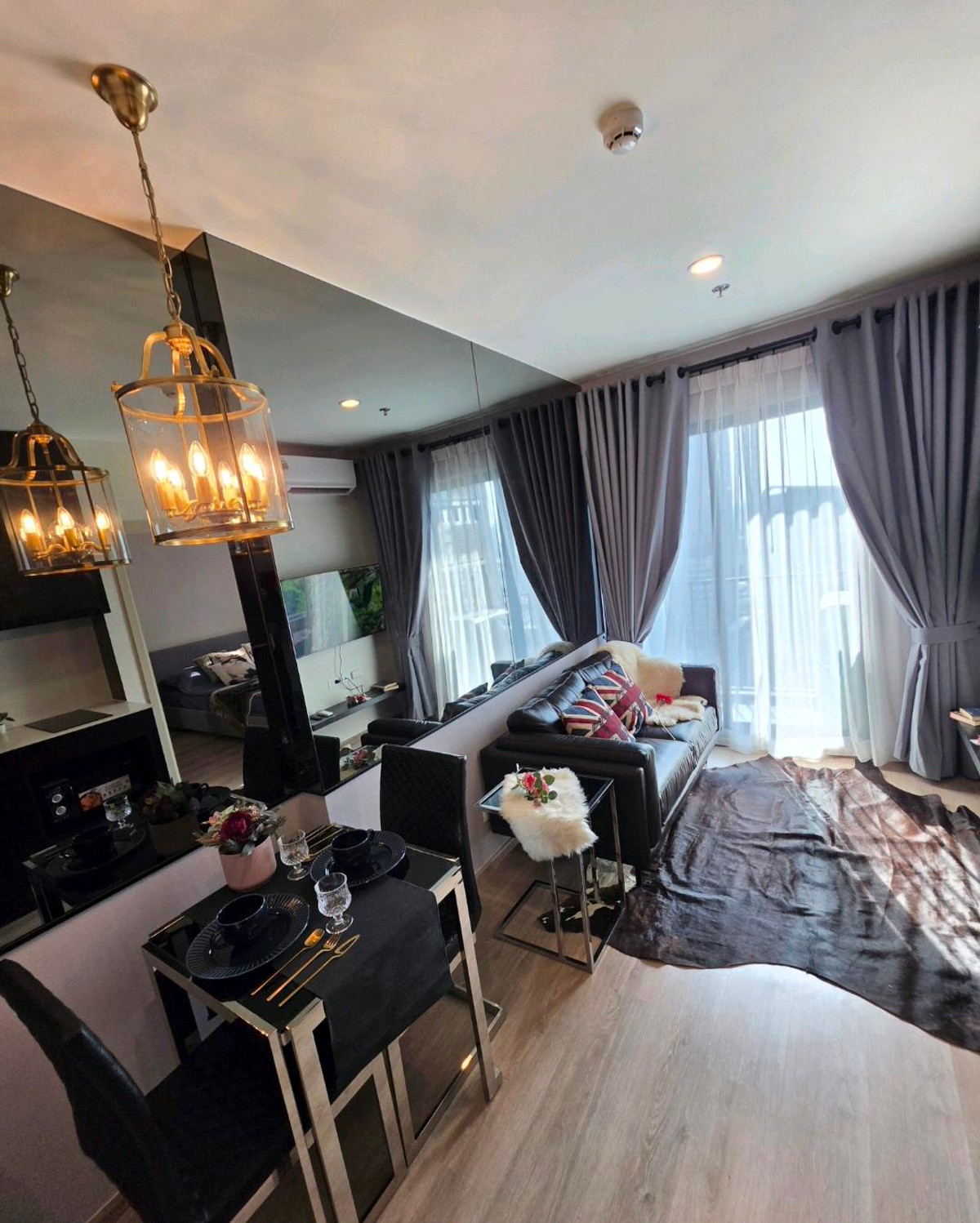 For RentCondoRama9, Petchburi, RCA : (Owner post)
Urgent for rent Nue District R9 
model luxury, new room, beautifully decorated, divine view, next to Central rama9