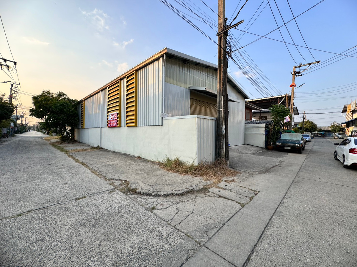 For SaleWarehouseSamut Prakan,Samrong : For sale cheap, corner warehouse New design and decoration of the whole house, Bang Pu Nakhon 1/2 with office (N.1462)