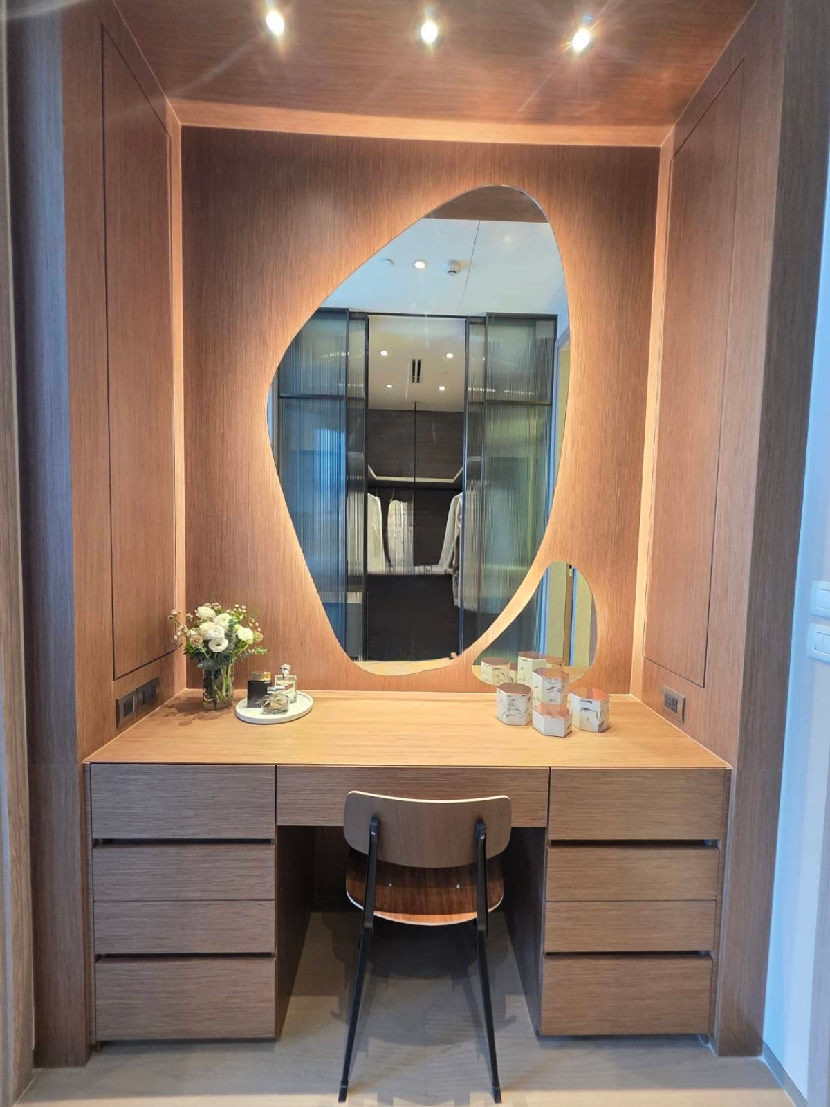 For SaleCondoWitthayu, Chidlom, Langsuan, Ploenchit : Scope Langsuan: 1bed 1bath + powder room 84.8 sqm. 45,500,000 Brand new Fully Furnished Am: 06561999198