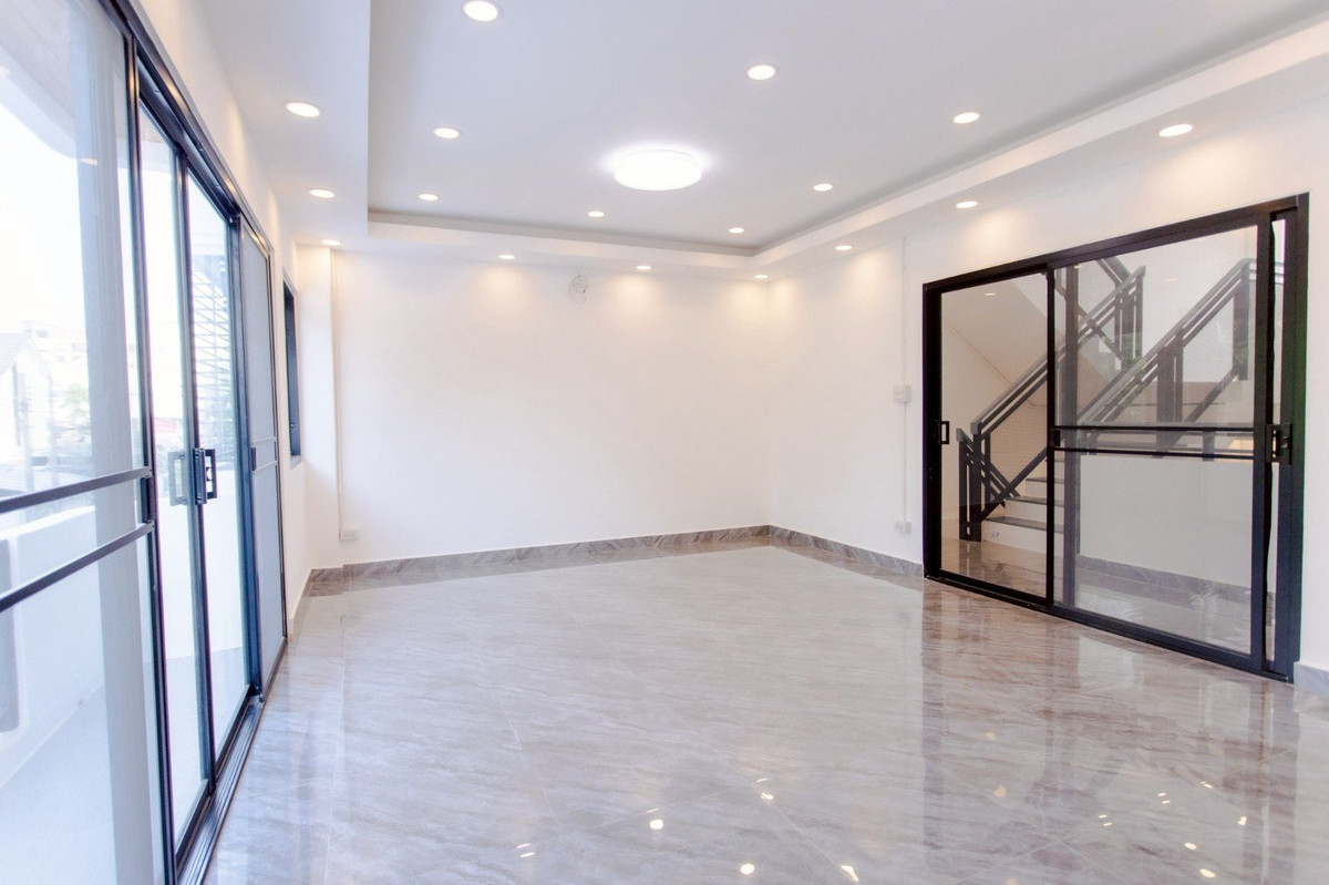 ขายทาวน์โฮมรัชดา ห้วยขวาง : Large Home Office House in Huai Khwang Area | 6 Bedrooms 7 Bathrooms | Land 52 Sq.w. Access Multiple Roads ใกล้ MRT เหมาะทั้งอยู่อาศัยและทำธุรกิจ