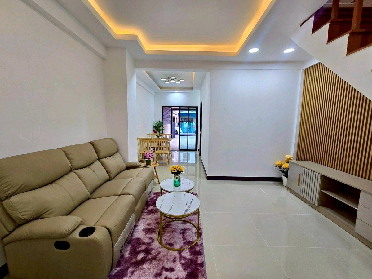 For SaleTownhomeNawamin, Ramindra : 2-story townhouse for sale, Phanason Village 1, along Khlong Song 4, Liap Khlong Song Market. Wat Phraya Suren Fashion Island, Safari World, Ramindra, Jazz, Khubon, Makro, Lotus, Panya Indra, Bang Chan Temple, Bang Chan School, Synphaet Hospital, Nopparat